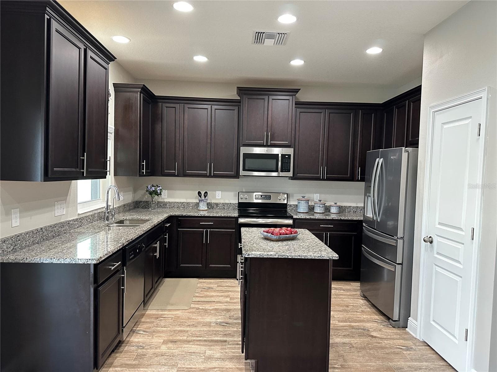 Single Family Residence at 3313 W WALNUT ST, TAMPA, photo 2 of 23
