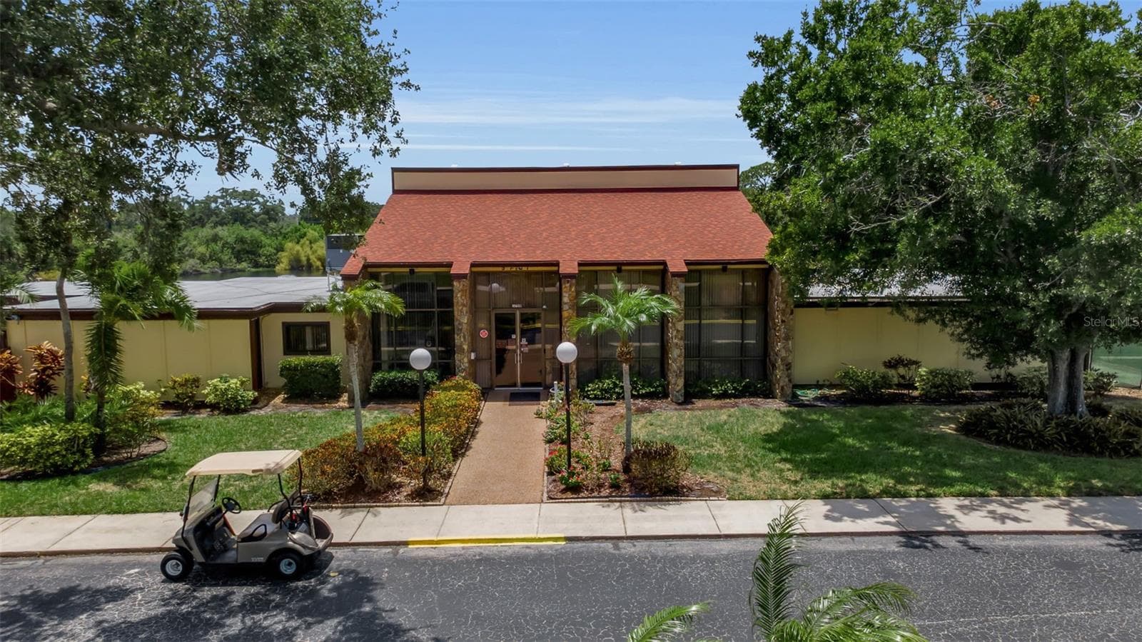 Clubhouse with kitchen, library, fireplace, manager's office, lakeview and meeting room. - 1409 56TH ST W #1409, BRADENTON