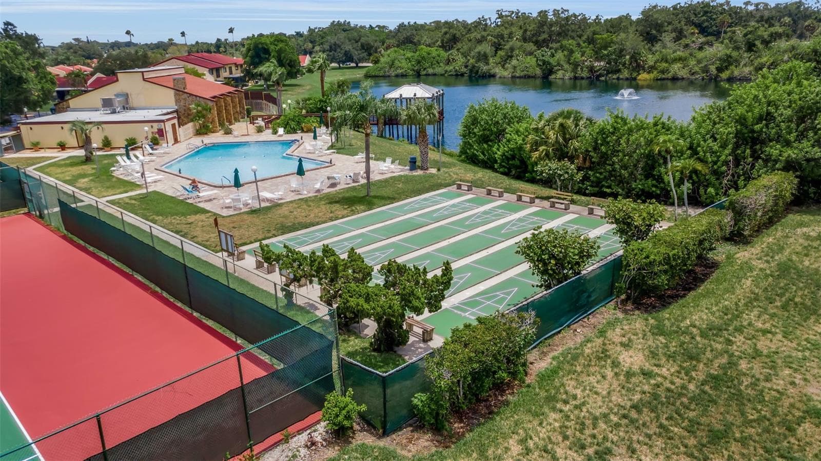 Tennis, pickleball, shuffleboard, heated pool, gazebo, lakeview, clubhouse with activities. - 1409 56TH ST W #1409, BRADENTON