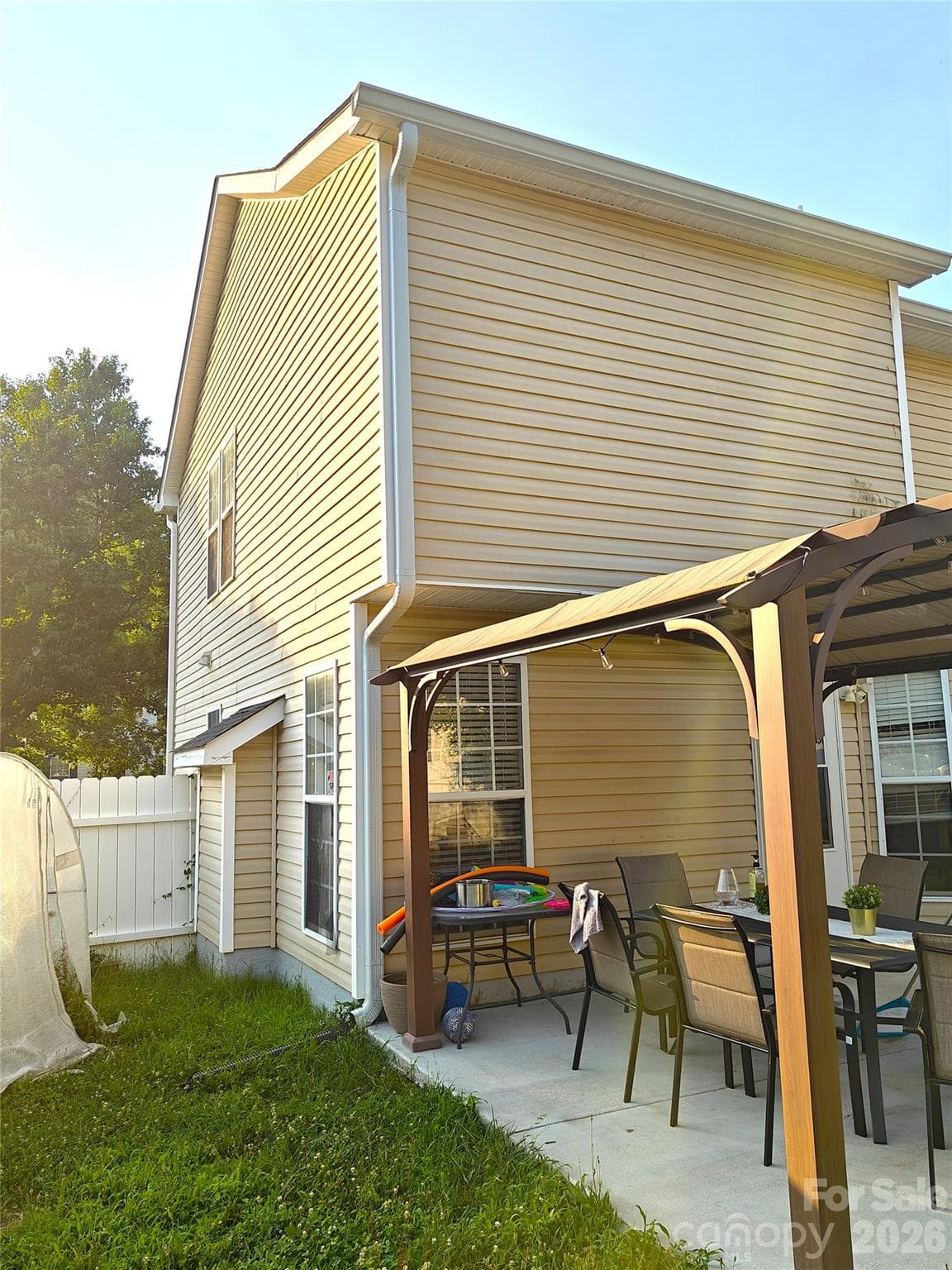 Single Family Residence at 9026 Shenington Place, Charlotte, photo 3 of 17