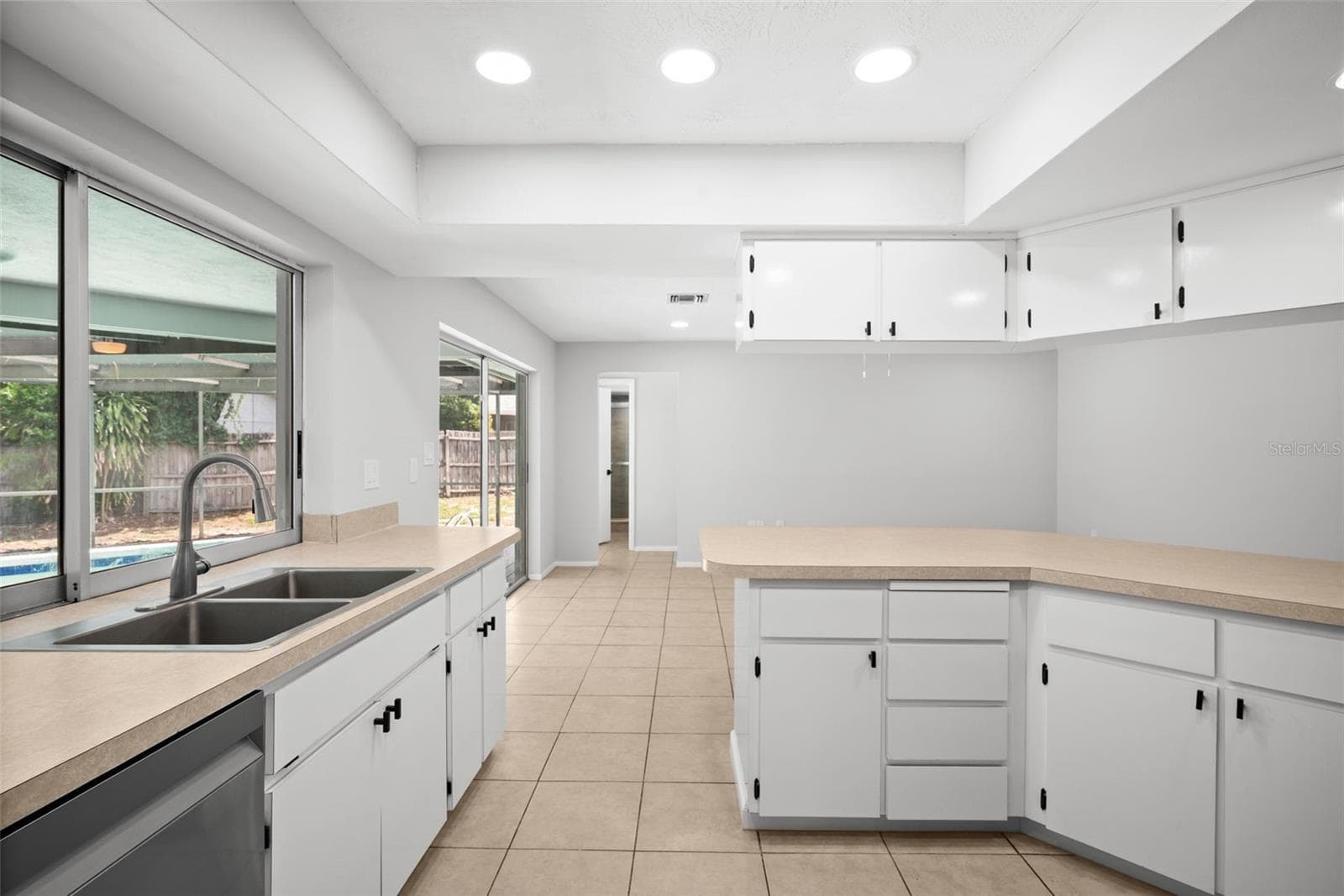 Pass thru window to patio - 504 BAMBOO CT, TARPON SPRINGS