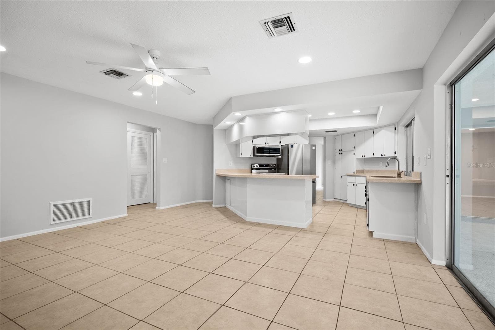 Looking into the Kitchen - 504 BAMBOO CT, TARPON SPRINGS