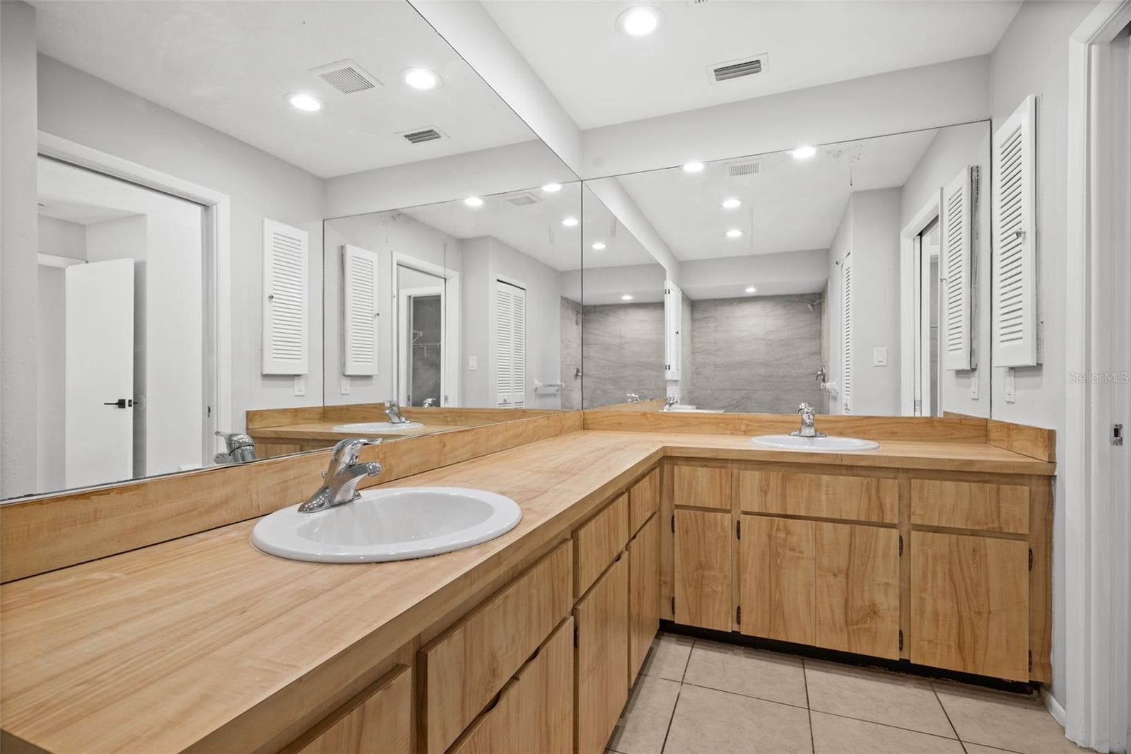 Dual Sinks - 504 BAMBOO CT, TARPON SPRINGS
