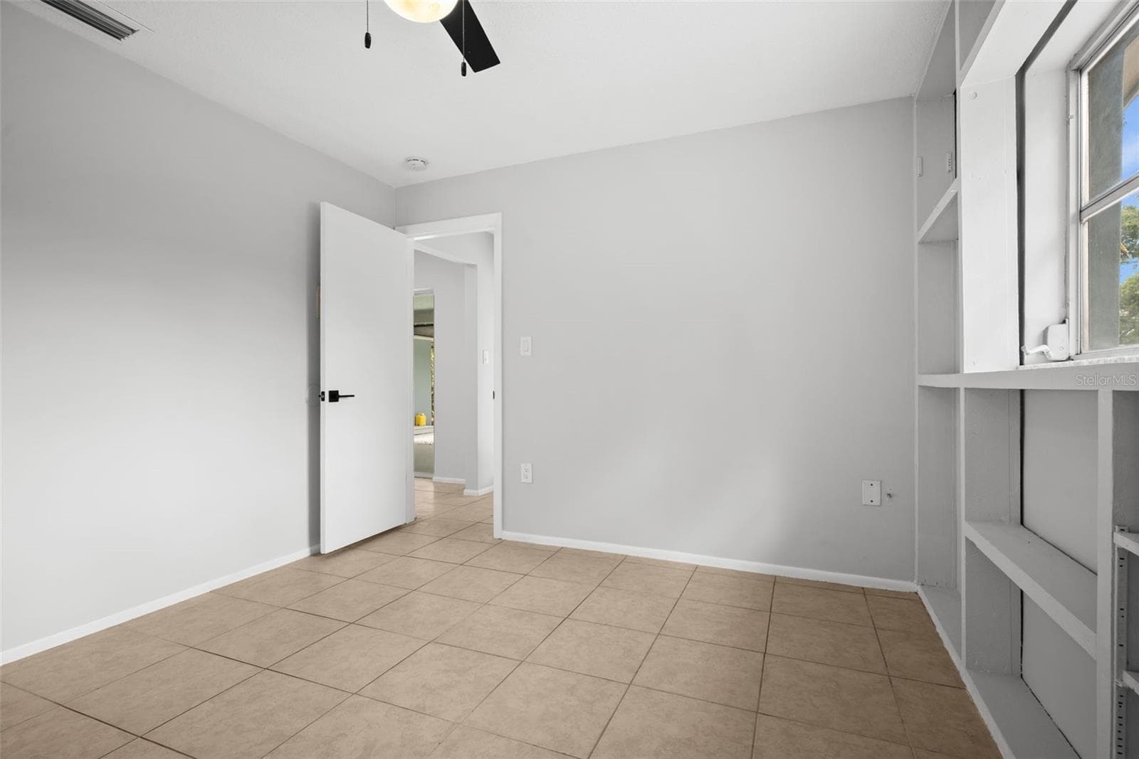 Built in book shelves - 504 BAMBOO CT, TARPON SPRINGS