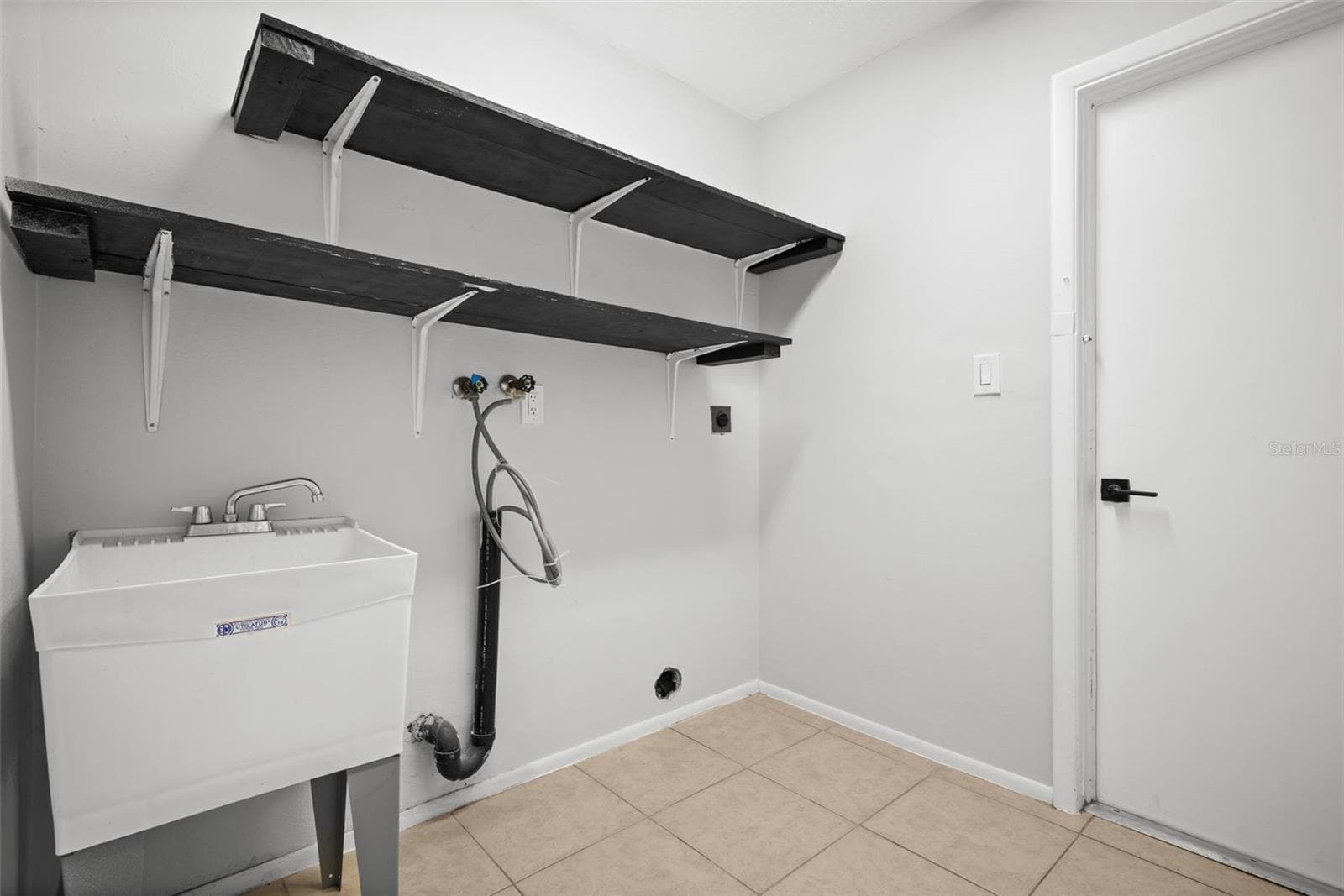 Laundry Room offers utility sink - 504 BAMBOO CT, TARPON SPRINGS