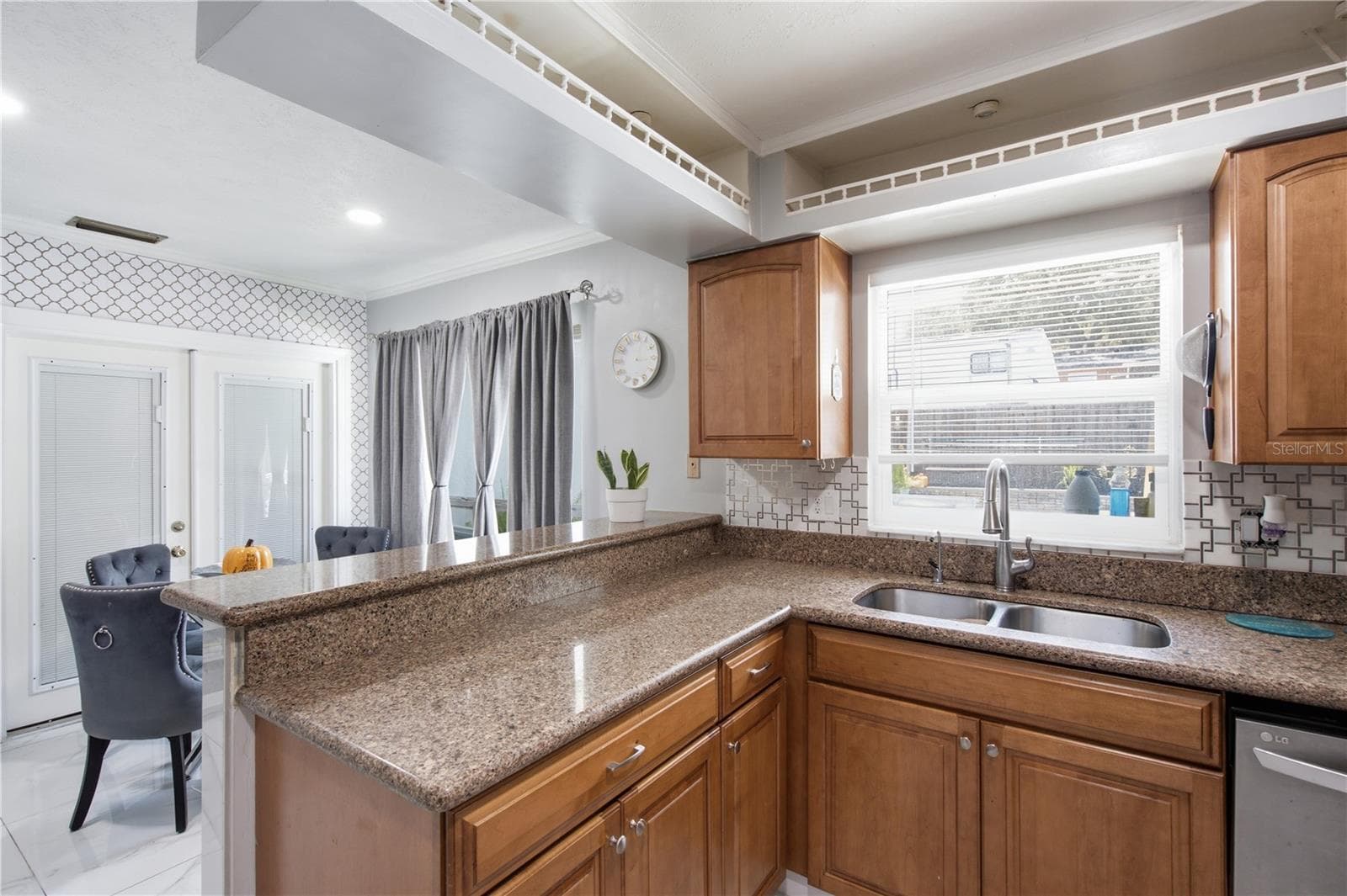 Kitchen - 1124 KING ARTHUR CT, VALRICO