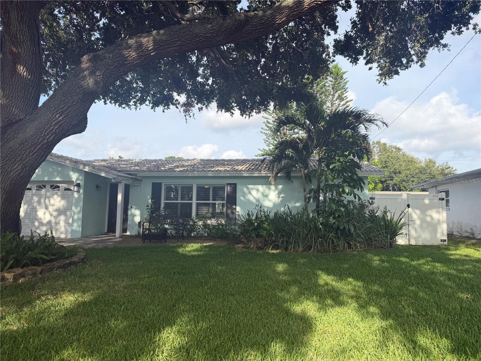 Beautiful shaded front yard. - 704 23RD ST SW, LARGO