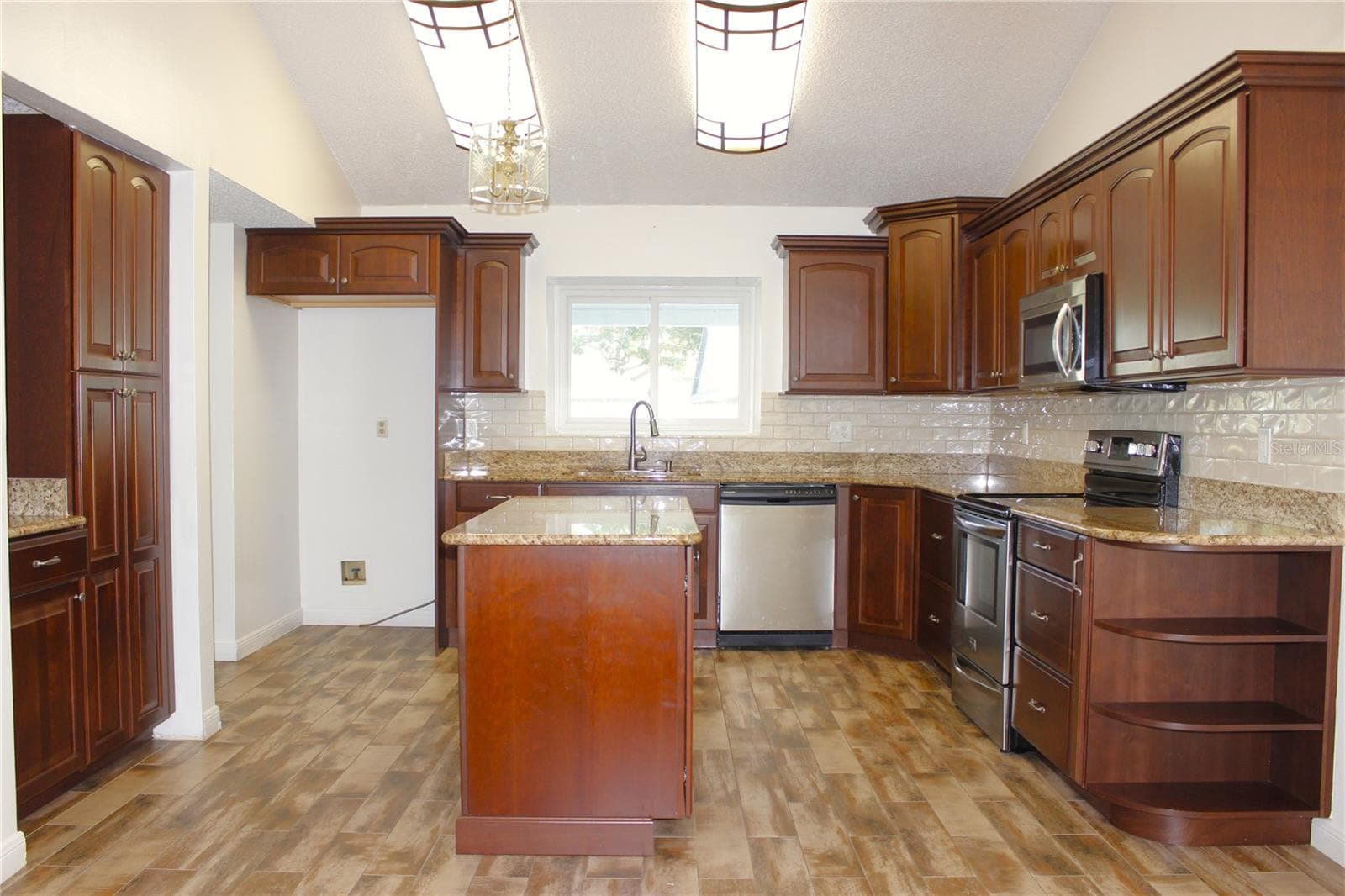 Single Family Residence at 1913 FIRETHORN CT, BRANDON, photo 5 of 58