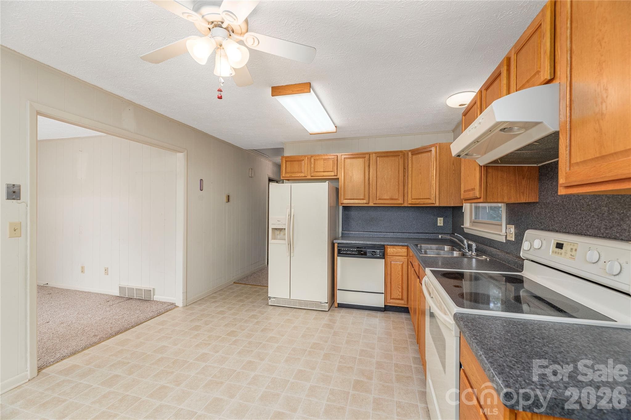 Bright kitchen - 69 Emerald Lane, Hendersonville