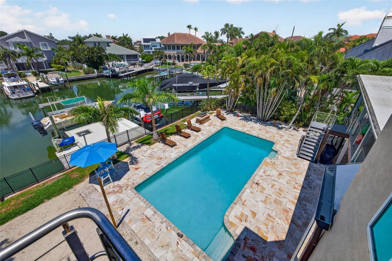 Deep gunite swimming pool. - 113 7TH ST E, ST PETERSBURG
