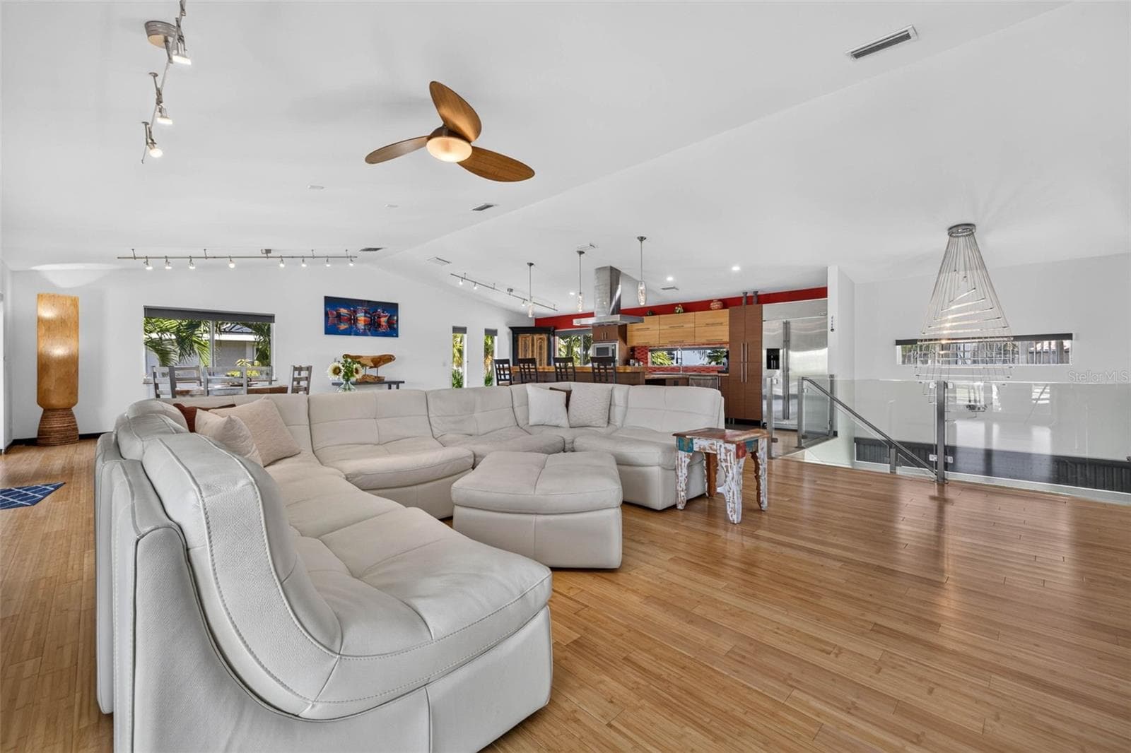 Open living. - 113 7TH ST E, ST PETERSBURG