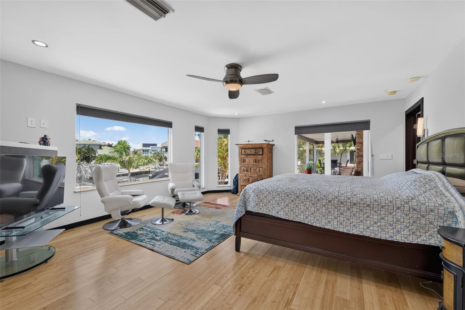 Guest suite with full bath and walk in closets. - 113 7TH ST E, ST PETERSBURG