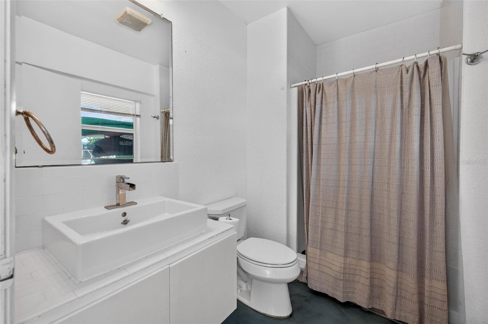 Pool bath. - 113 7TH ST E, ST PETERSBURG