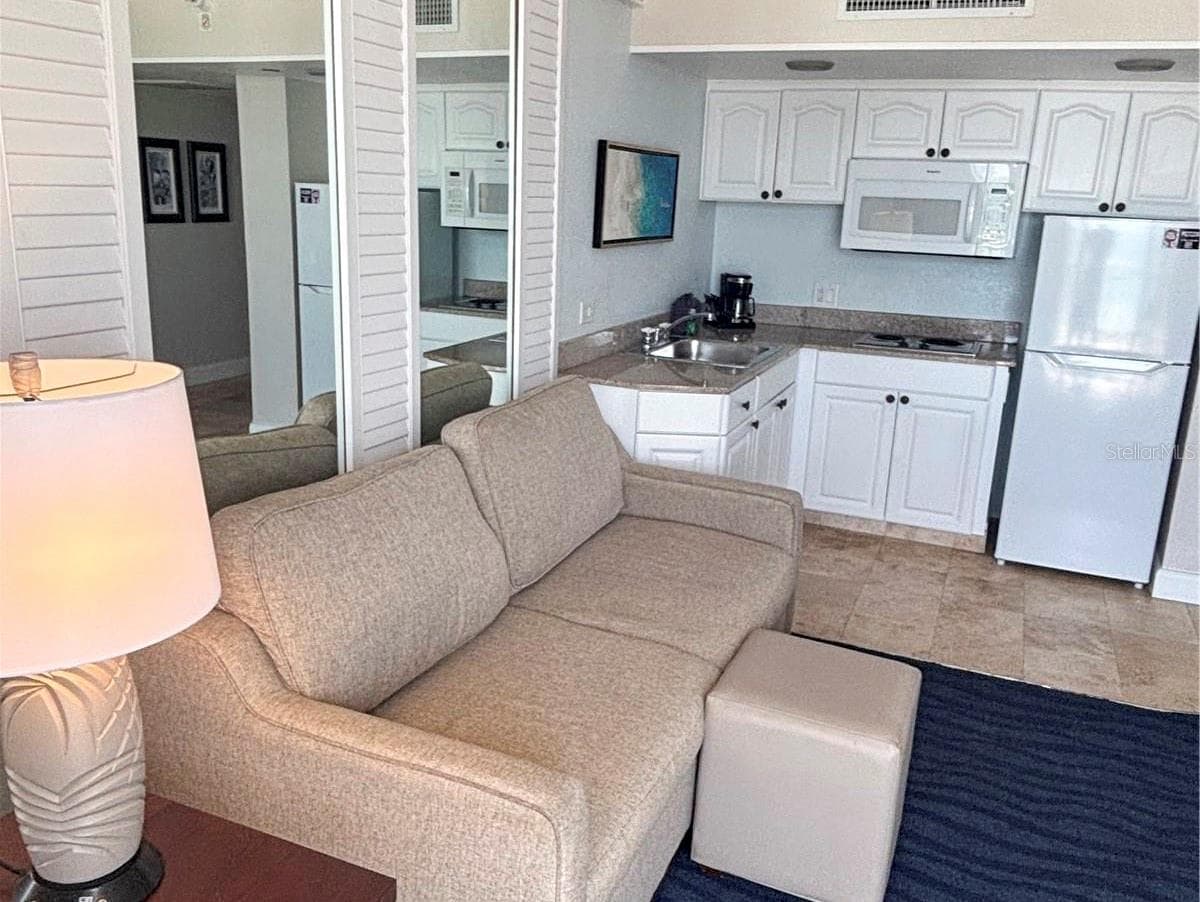 Condo - Hotel at 5500 GULF BLVD #7221, ST PETE BEACH, photo 8 of 63