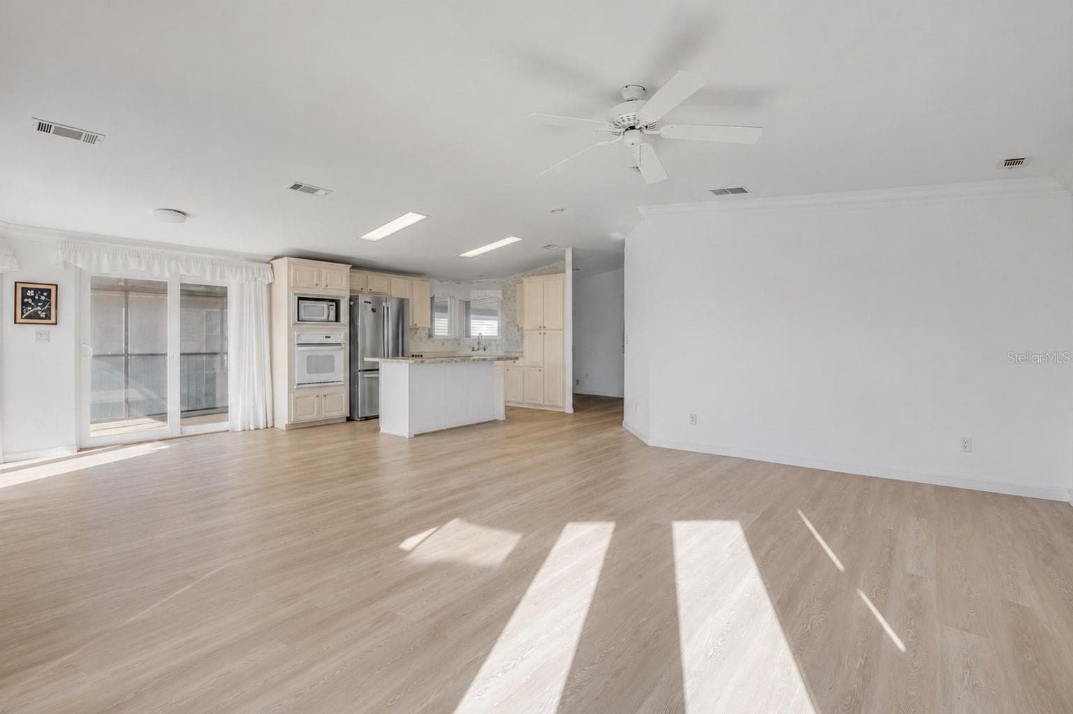 Manufactured Home at 290 NAVAJO DR, OAK HILL, photo 10 of 69