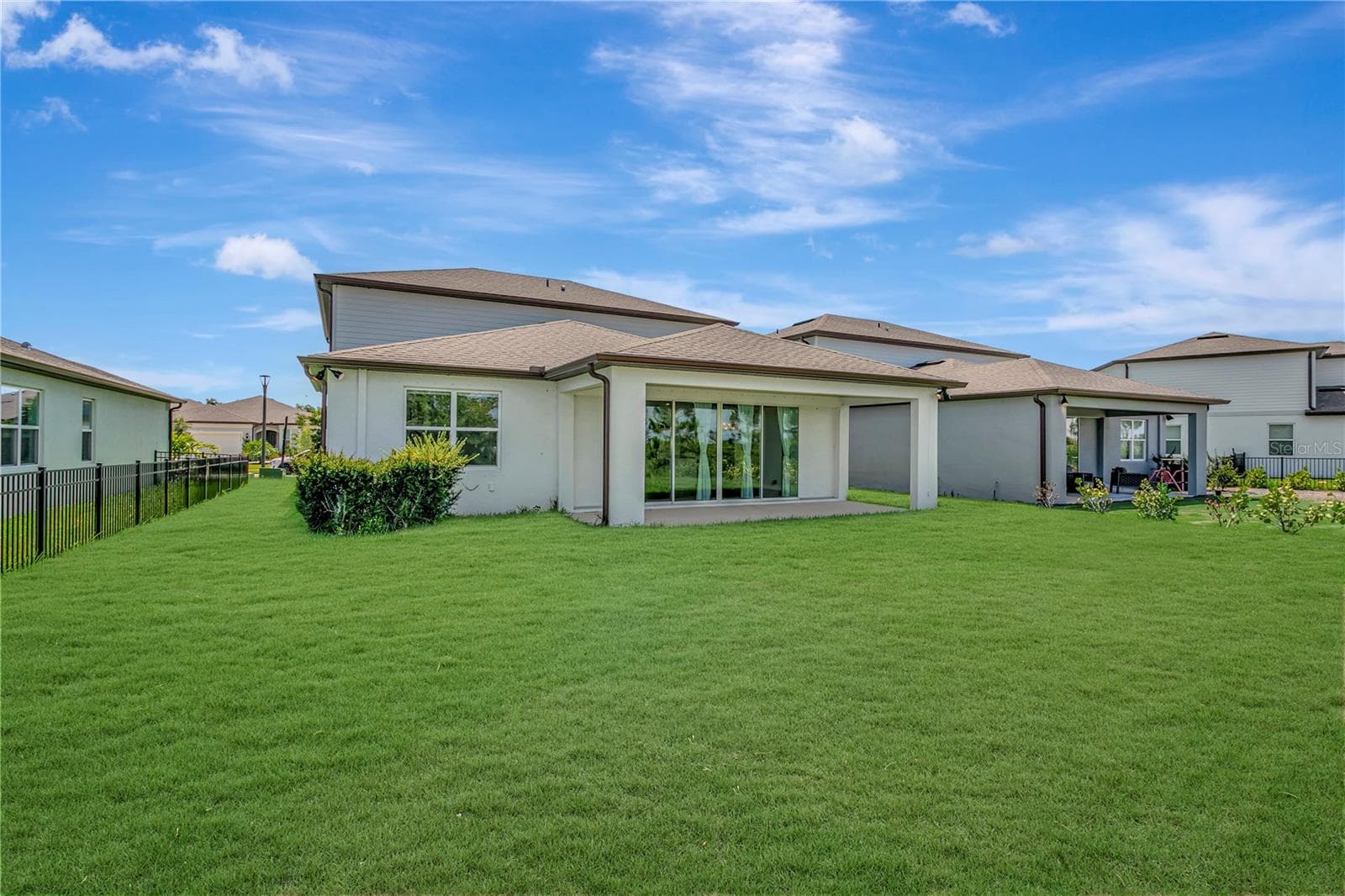 Large and private backyard - Perfect for entertaining and sunset views. - 9909 LONGMEADOW AVE, PARRISH