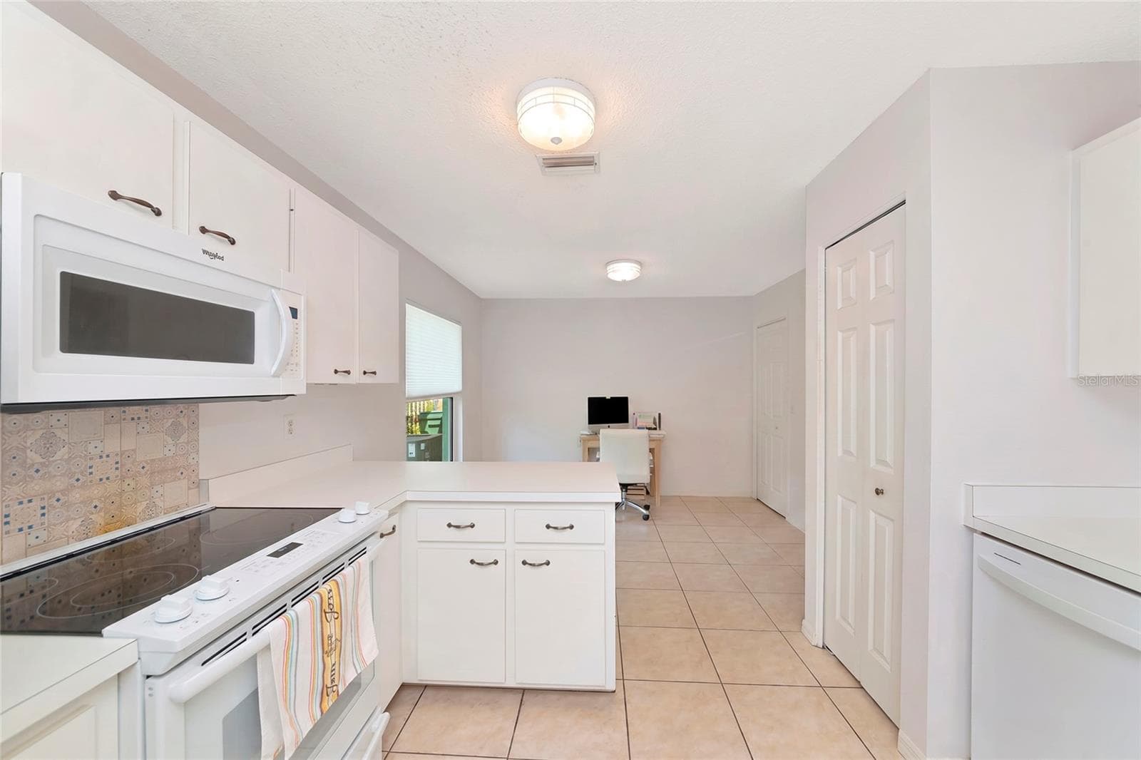 Single Family Residence at 2405 ICECAPADE DR, SARASOTA, photo 15 of 50