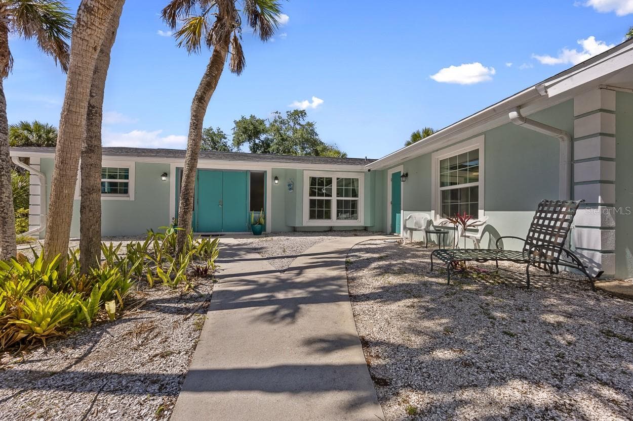 4055 BAY OAKS CIR