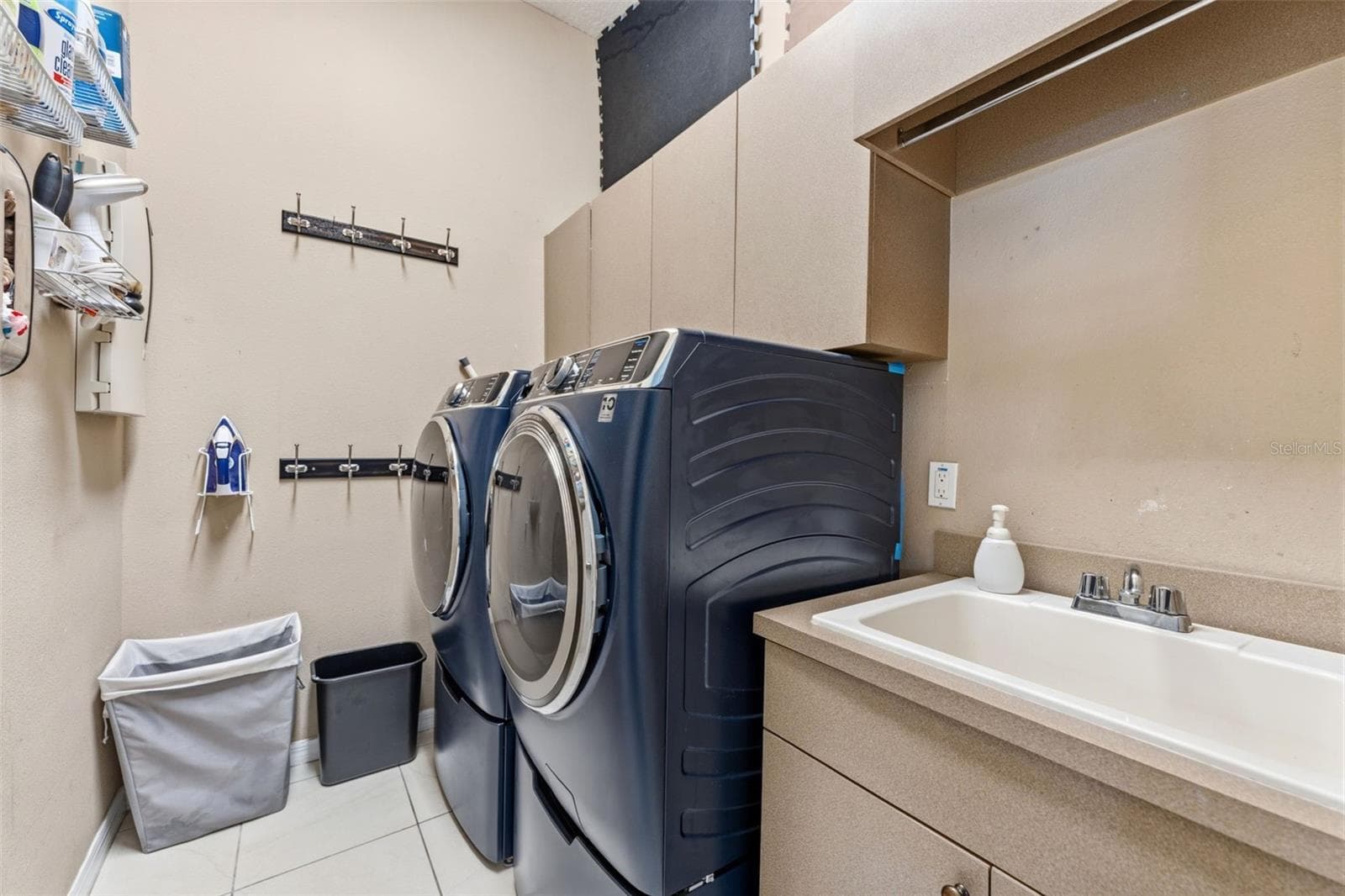 Laundry Room With Laundry Sink & Cabinets - 24355 HIDEOUT TRL, LAND O LAKES