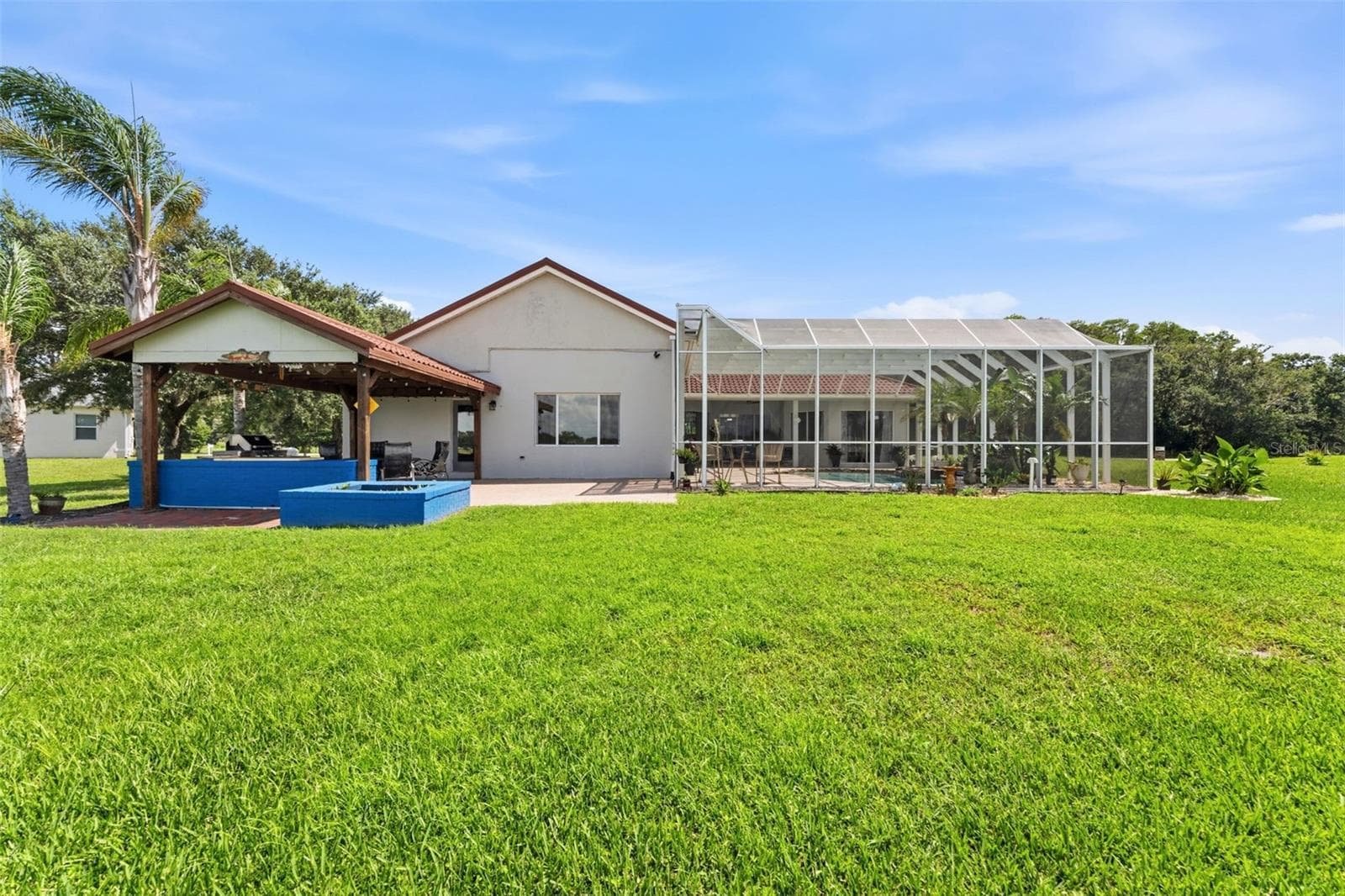 Enjoy an expansive outdoor living and entertaining space perfect for hosting guests or relaxing in style. - 24355 HIDEOUT TRL, LAND O LAKES