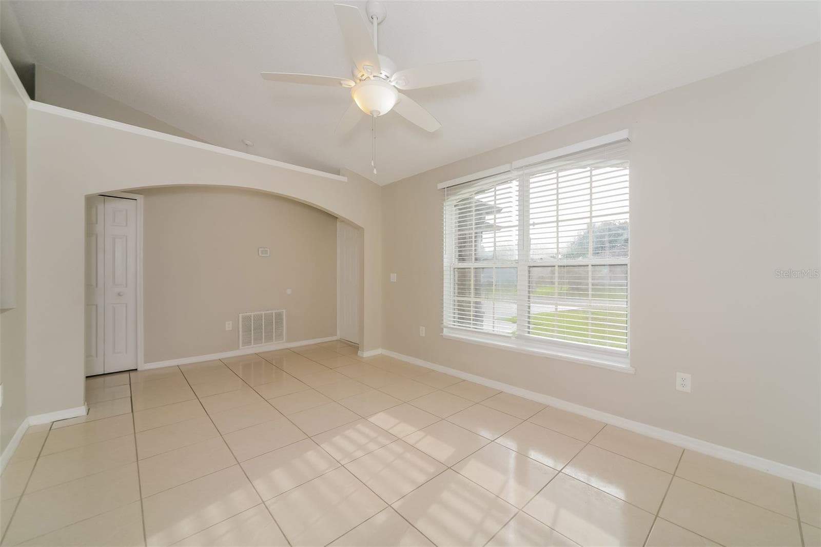 Single Family Residence at 611 BASINGSTOKE CT, KISSIMMEE, photo 3 of 21