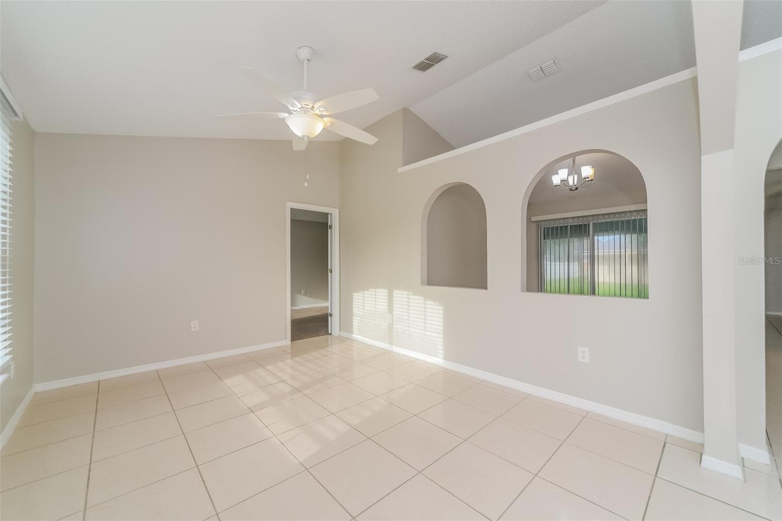 Single Family Residence at 611 BASINGSTOKE CT, KISSIMMEE, photo 5 of 21