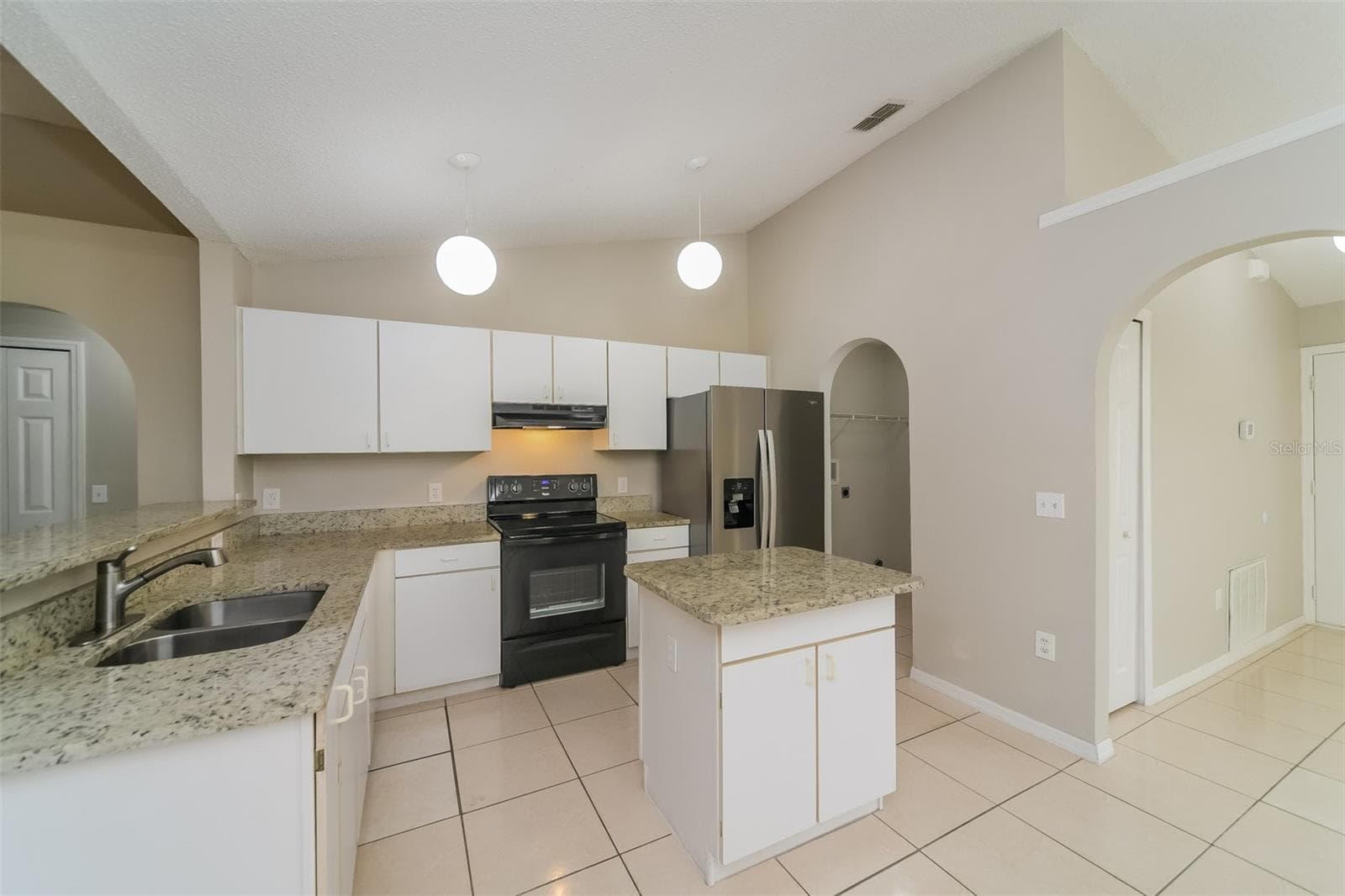 Single Family Residence at 611 BASINGSTOKE CT, KISSIMMEE, photo 9 of 21
