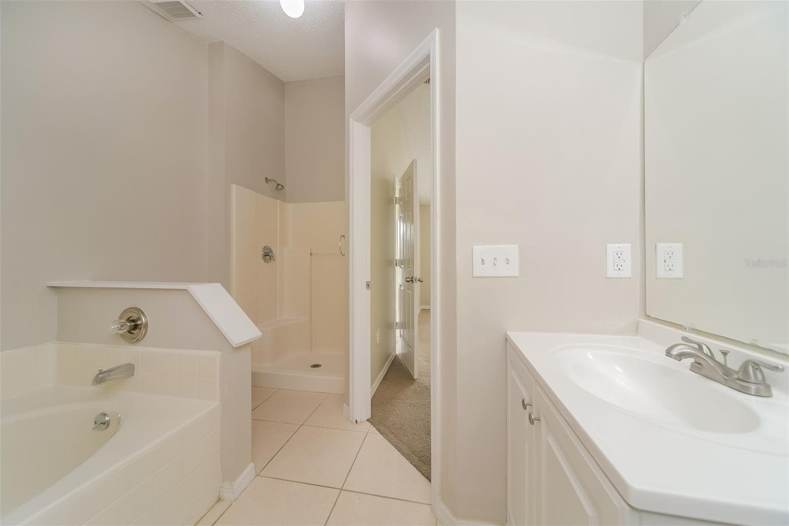 Single Family Residence at 611 BASINGSTOKE CT, KISSIMMEE, photo 14 of 21