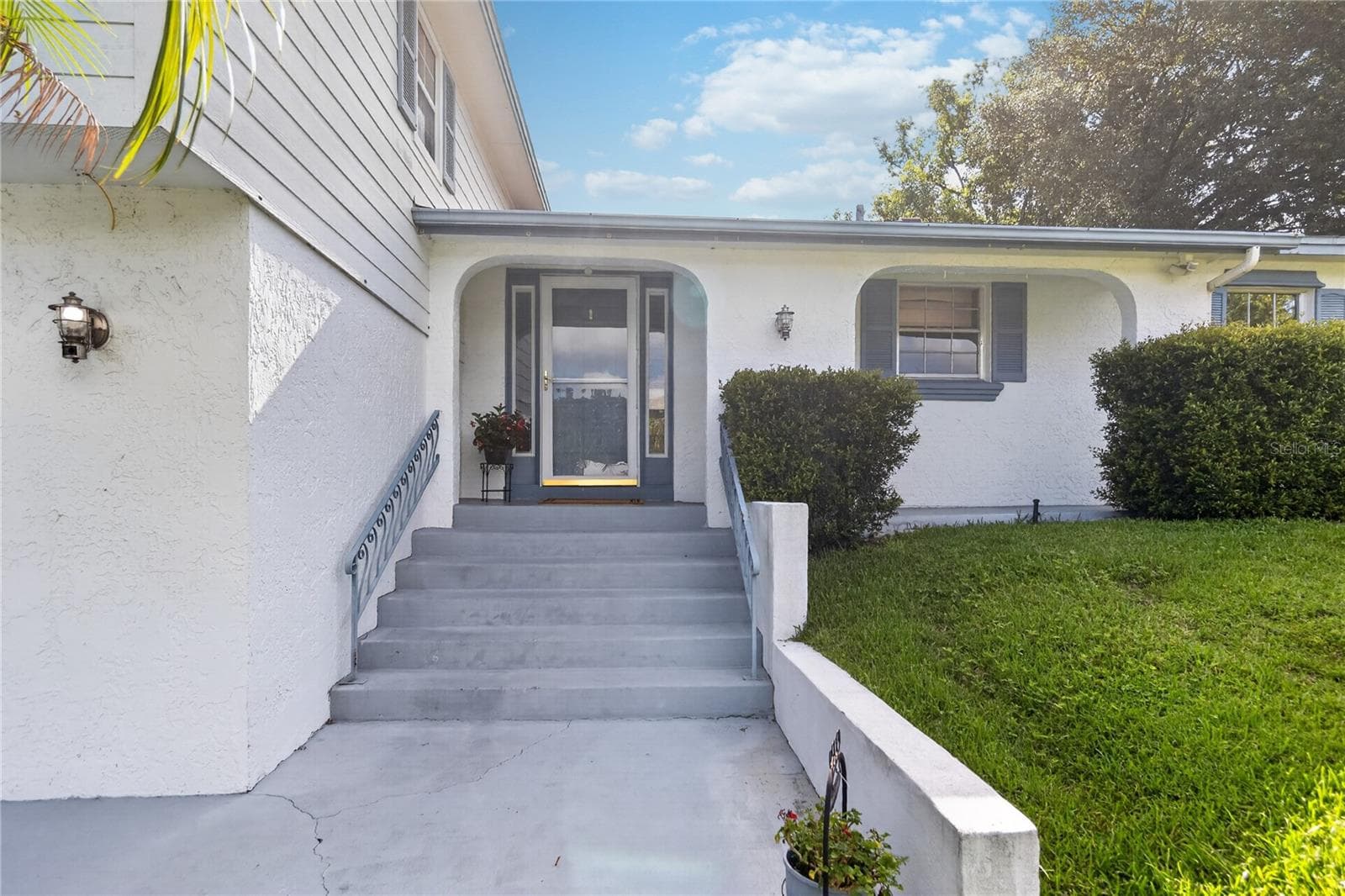 Entry to the home's main level. - 656 LITTLE WEKIVA RD, ALTAMONTE SPRINGS