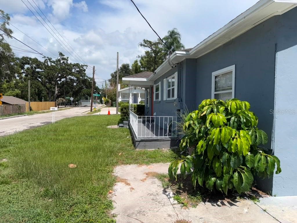 Single Family Residence at 703 E HAMILTON AVE, TAMPA, photo 17 of 99
