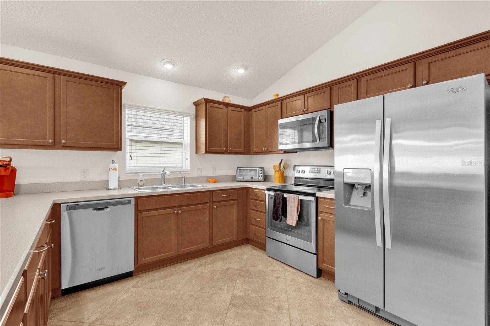 LARGE KITCHEN WITH BREAKFAST BAR - 2850 CHARLEVOIX ST, THE VILLAGES