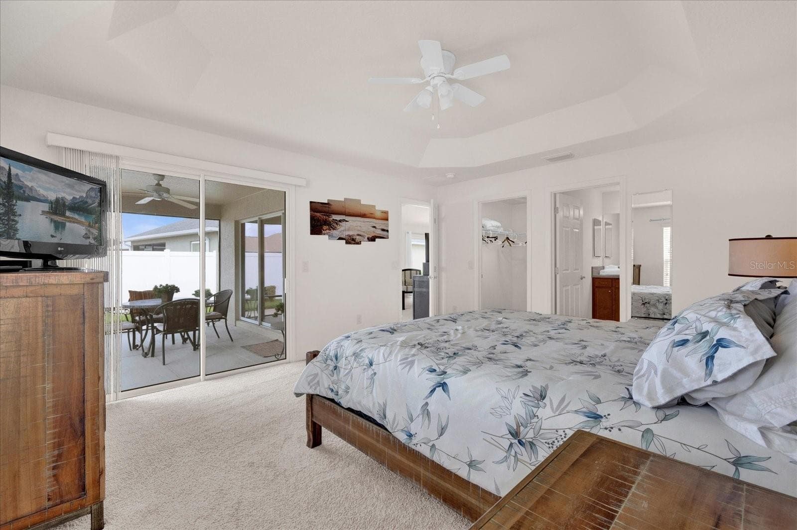 MASTER BEDROOM WITH SLIDING GLASS DOORS TO LANAI - 2850 CHARLEVOIX ST, THE VILLAGES