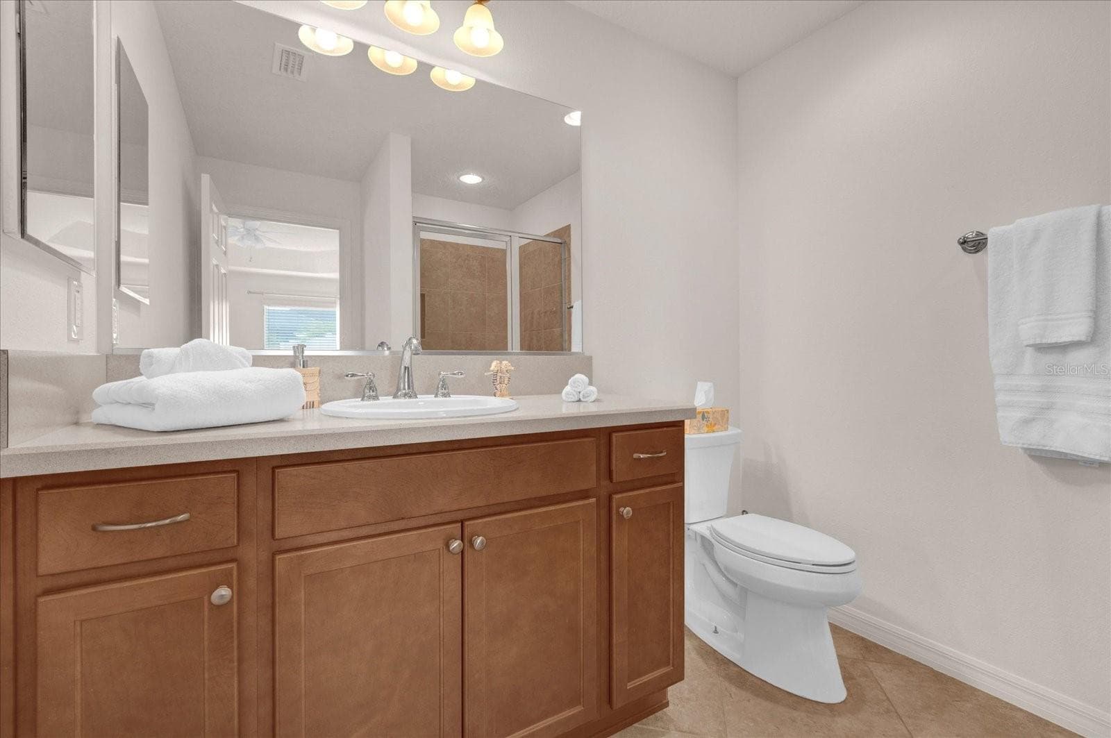 MASTER BATHROOM WITH TILE FLOOR - 2850 CHARLEVOIX ST, THE VILLAGES