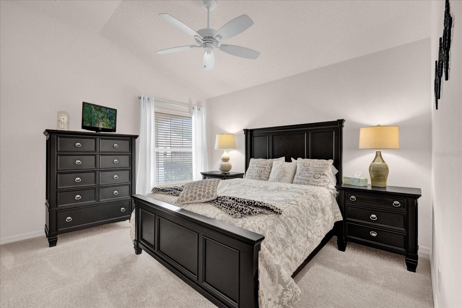 1ST GUEST ROOM WITH LARGE CLOSET - 2850 CHARLEVOIX ST, THE VILLAGES
