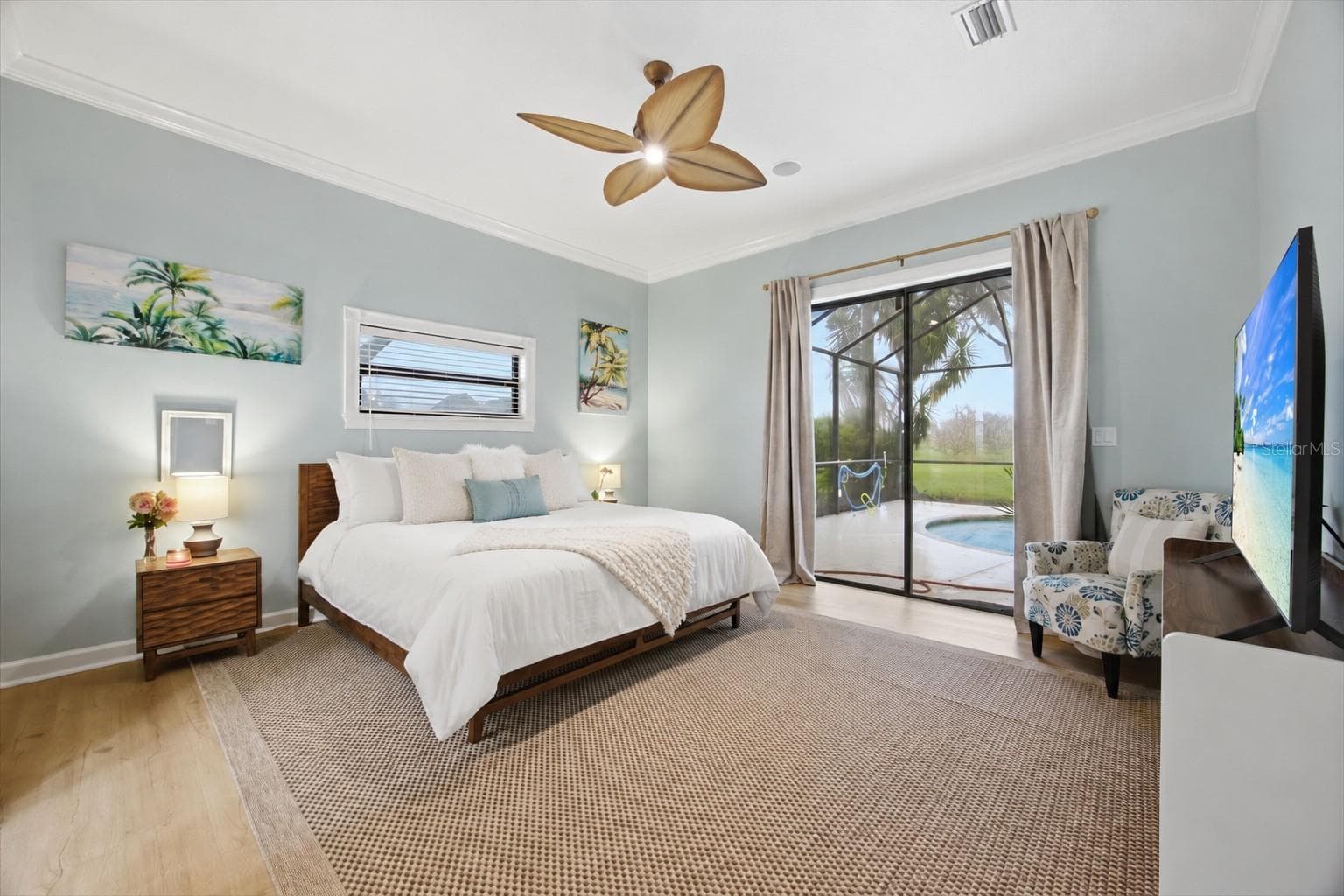 Spacious Primary Bedroom Suite with private access to pool, Ensuite Bathroom & Large Walk-in closet with custom shelving and organization - 915 N CROOKED LAKE DR, BABSON PARK