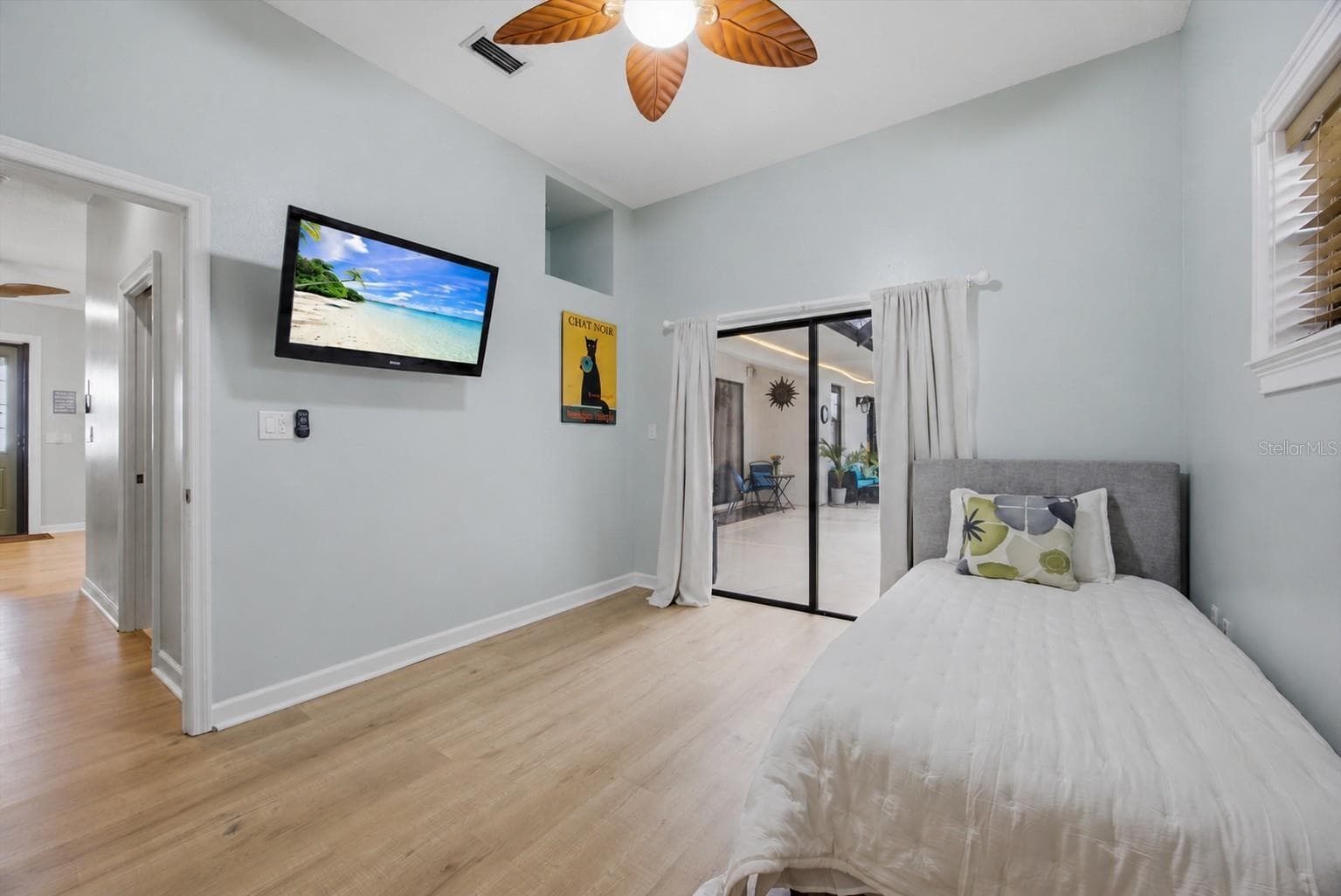 Bedroom 2 - 1st floor - with access to the pool - 915 N CROOKED LAKE DR, BABSON PARK