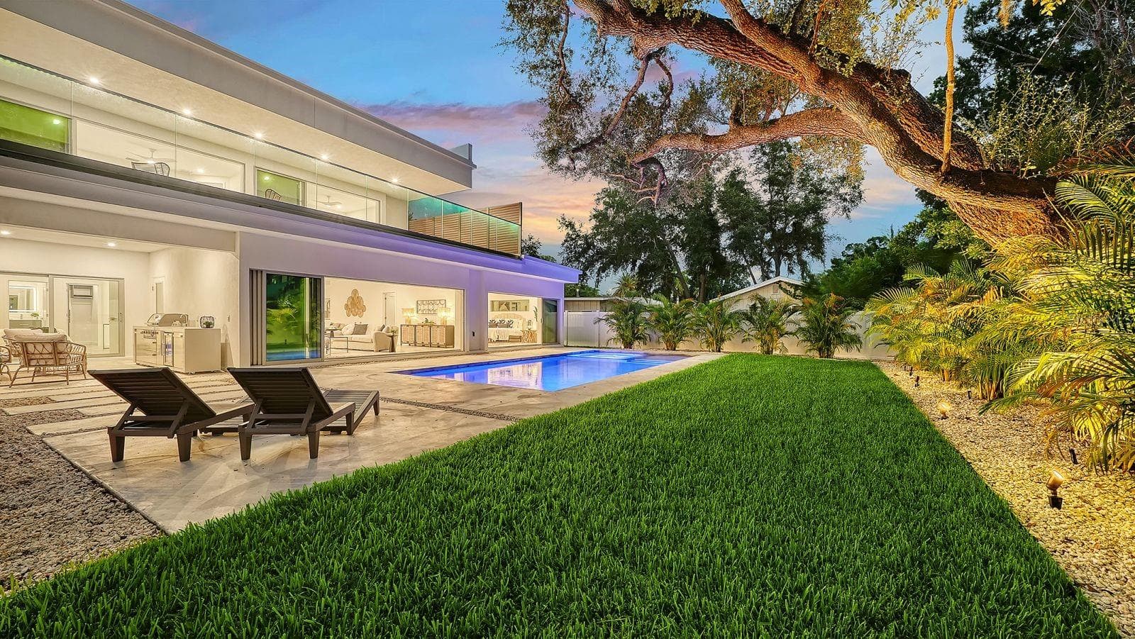 Private backyard with pool and lush landscaping - 2050 EUCLID TER, SARASOTA