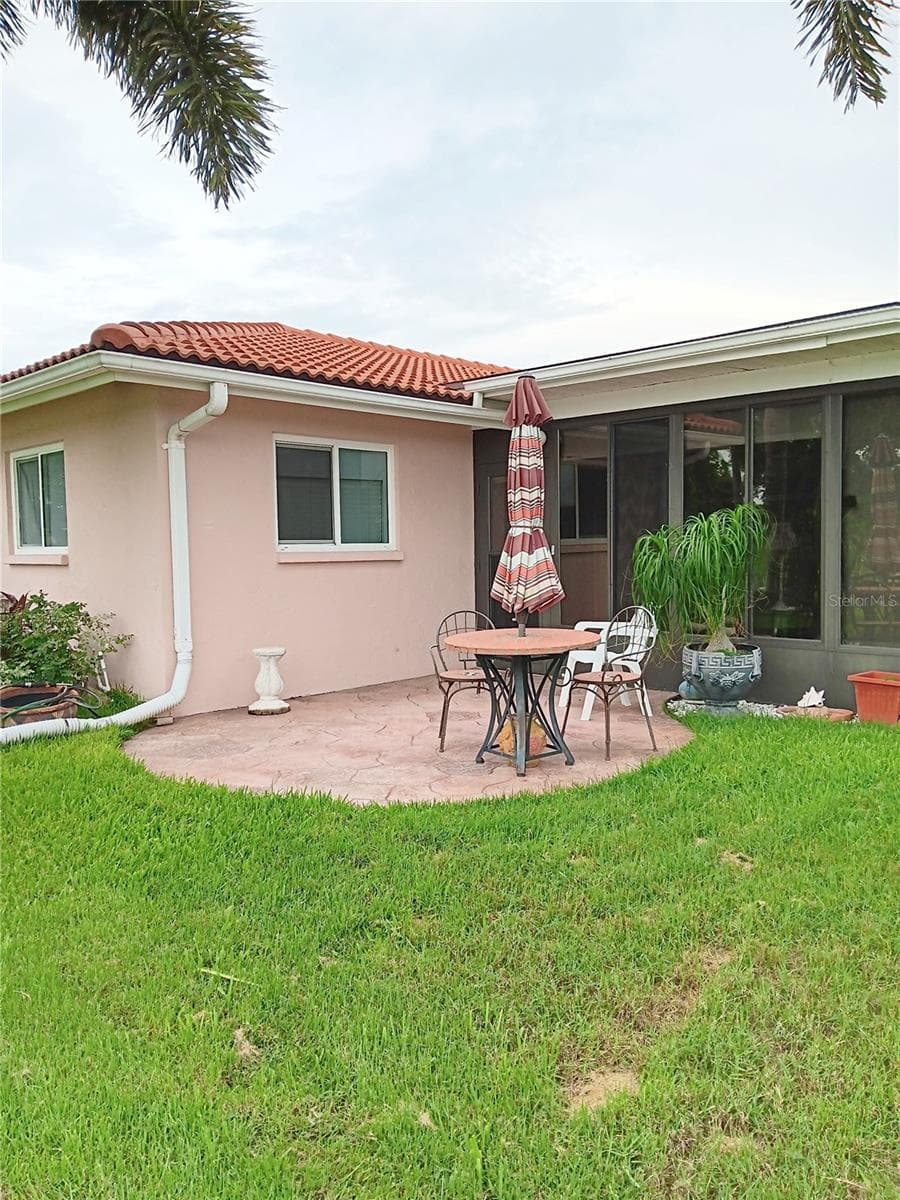 Outdoor Patio overlooking Claw Lake - 980 N GONDOLA DR, VENICE