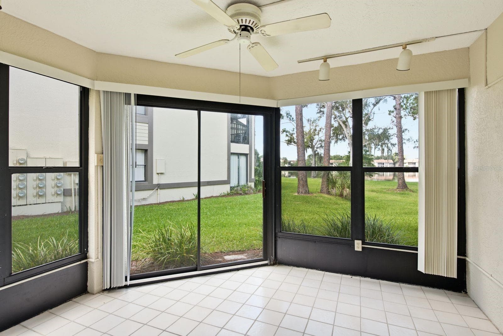 Screened Porch - 10 WOODLAKE PL, OLDSMAR