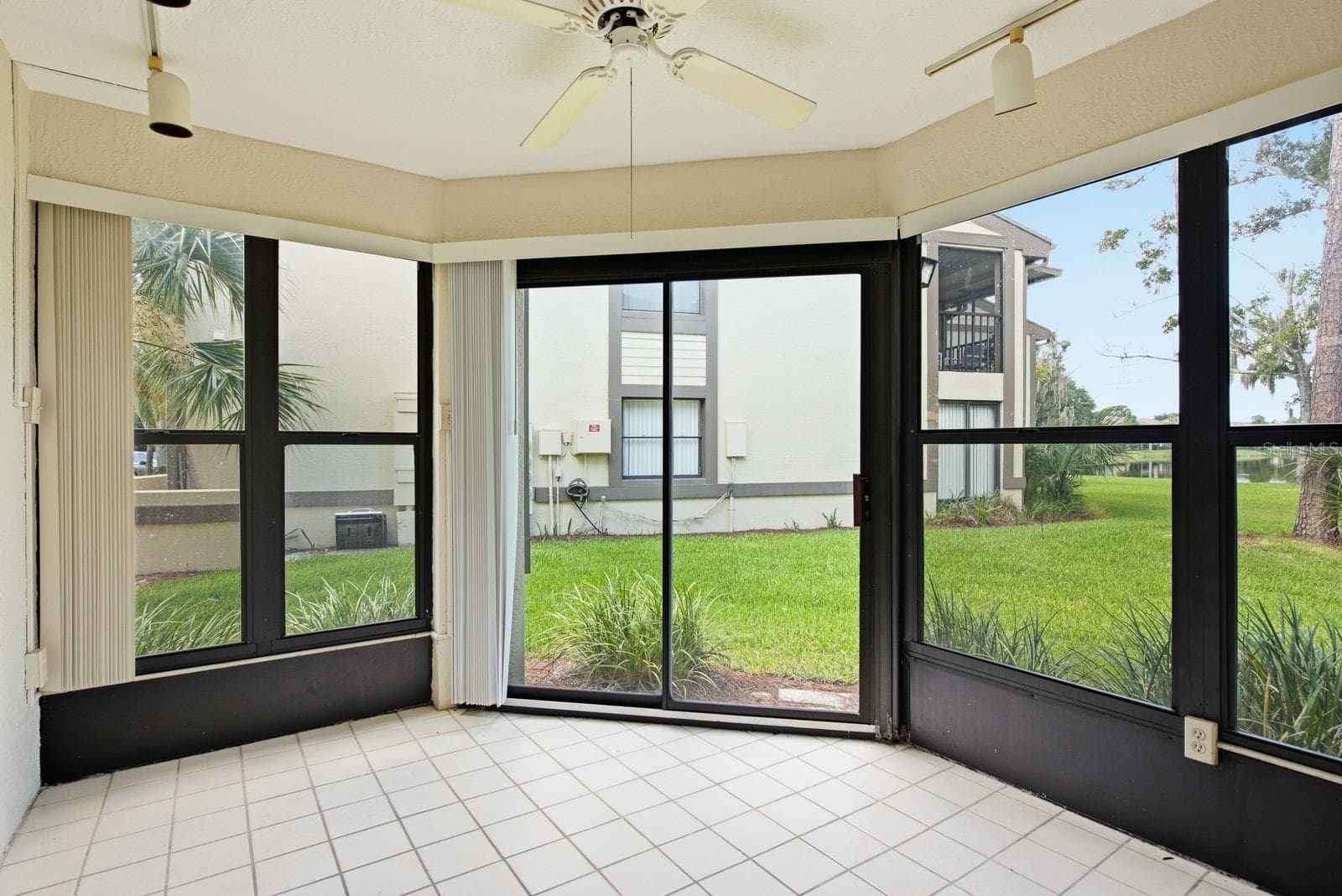 Screened Porch - 10 WOODLAKE PL, OLDSMAR
