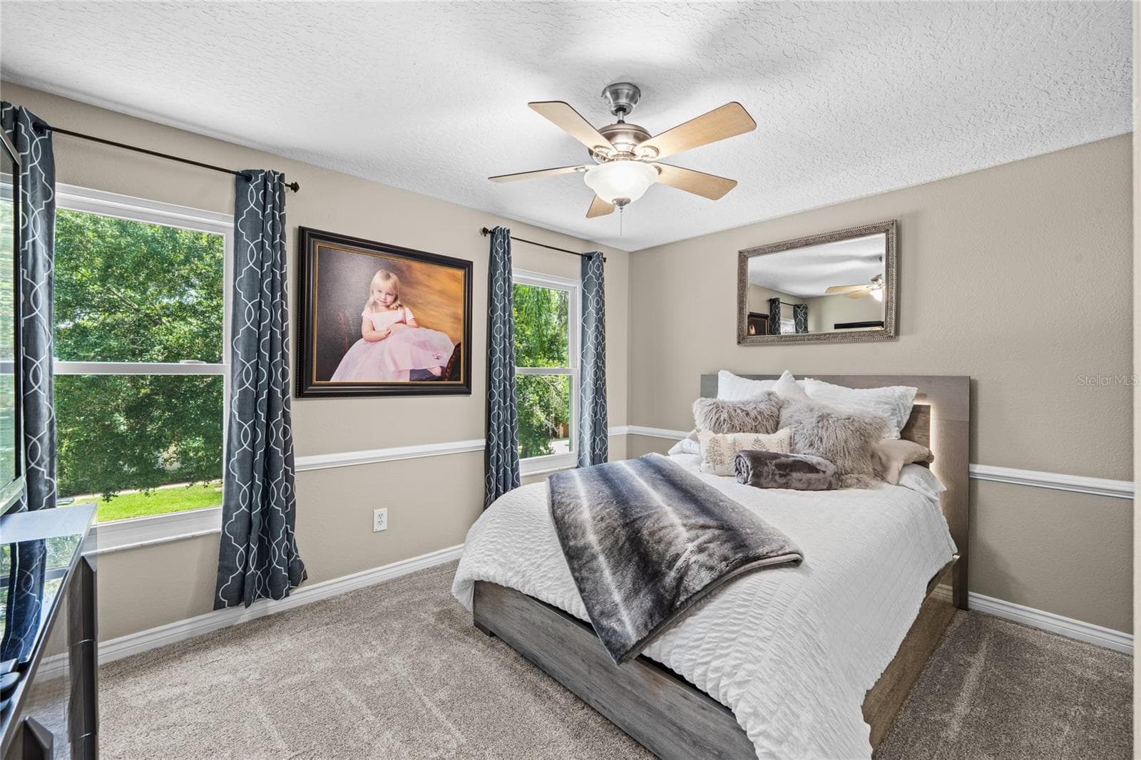 The secondary bedroom with chair molding and a closet with organizers. - 483 VIA TUSCANY LOOP, LAKE MARY