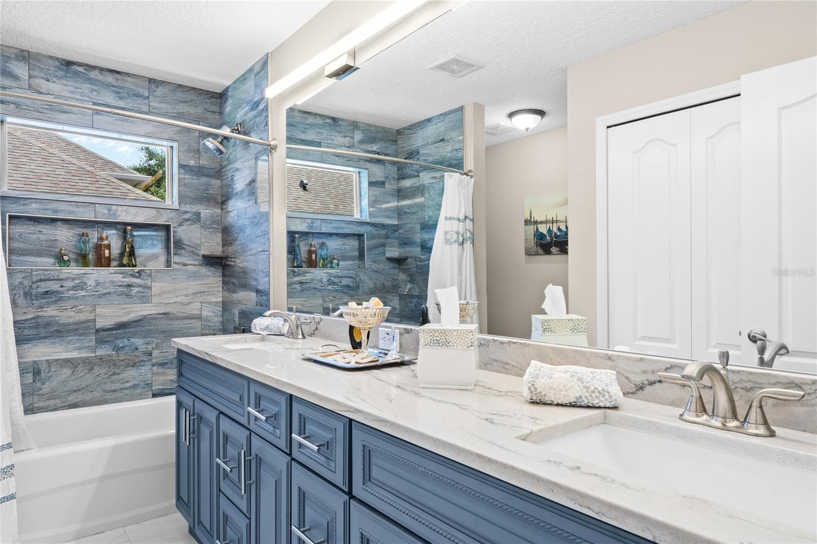 Hall bath fully rennovated. - 483 VIA TUSCANY LOOP, LAKE MARY