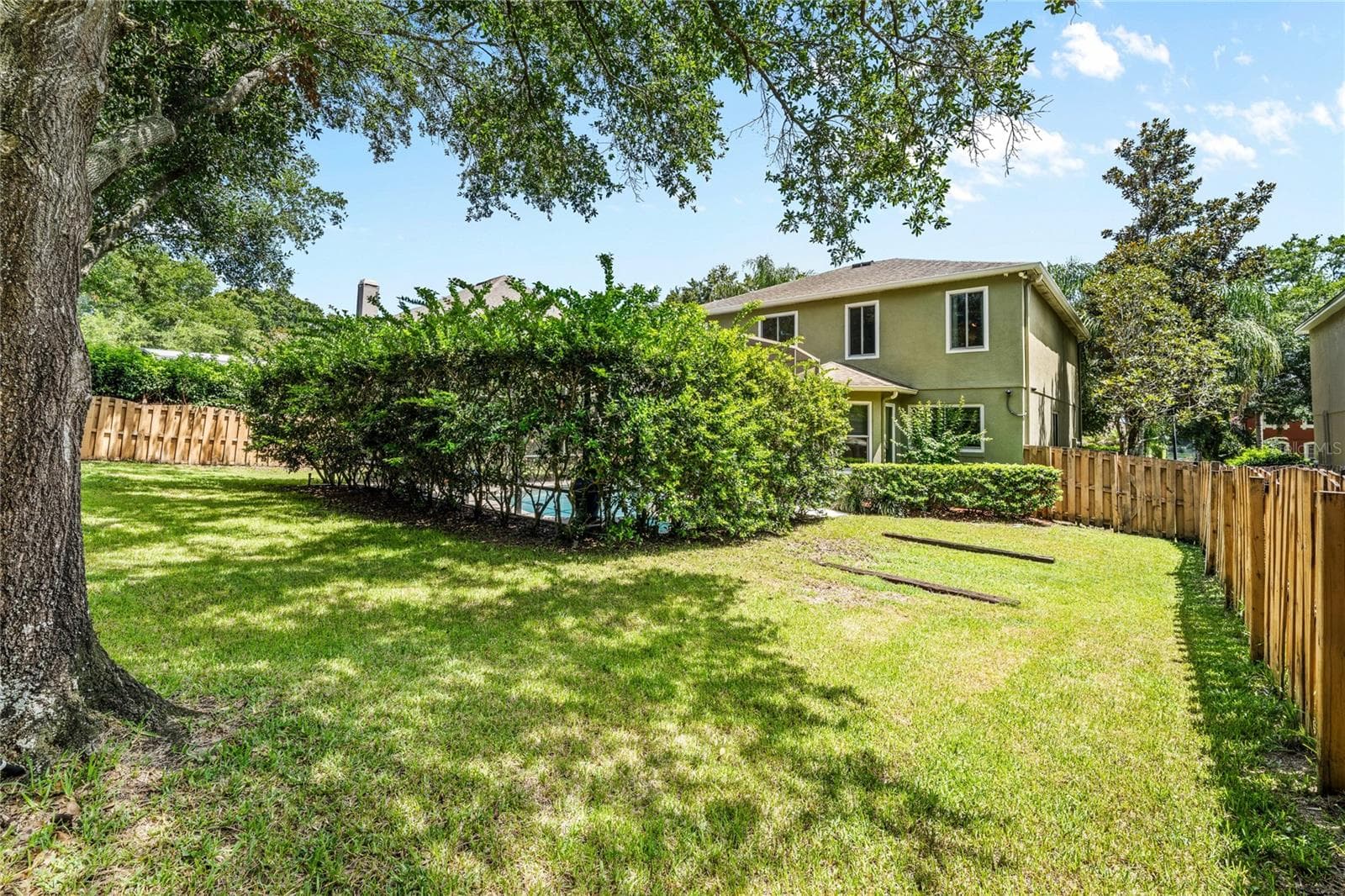 Rear yard with wood fencing - enclosing the entire yard. - 483 VIA TUSCANY LOOP, LAKE MARY