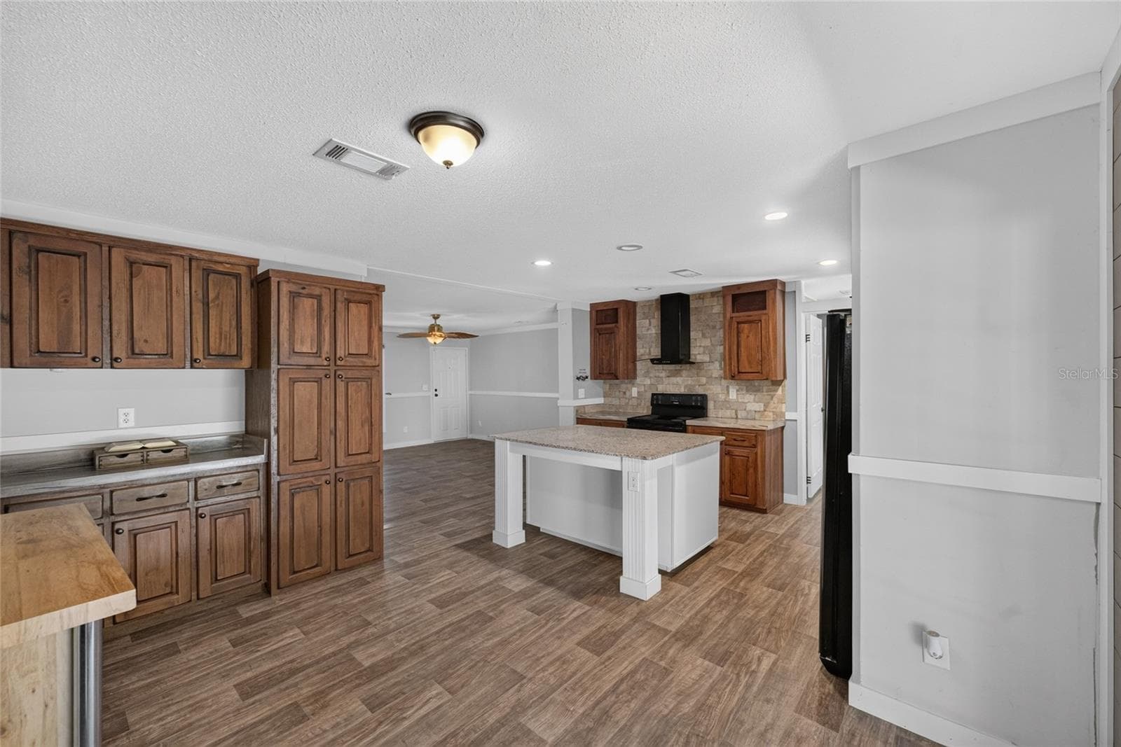 Manufactured Home at 4830 NE 121 AVE, WILLISTON, photo 2 of 51