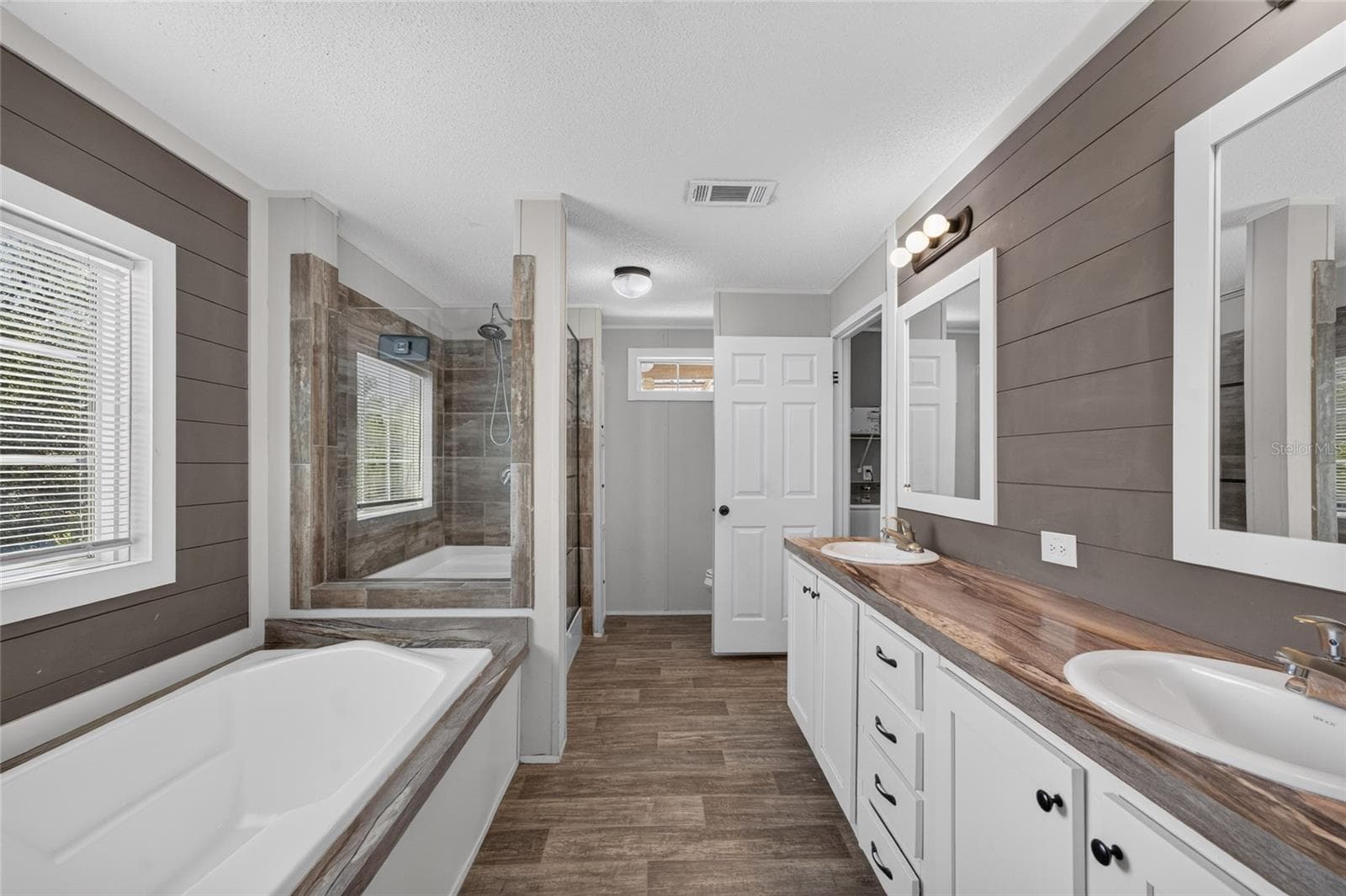 Manufactured Home at 4830 NE 121 AVE, WILLISTON, photo 8 of 51