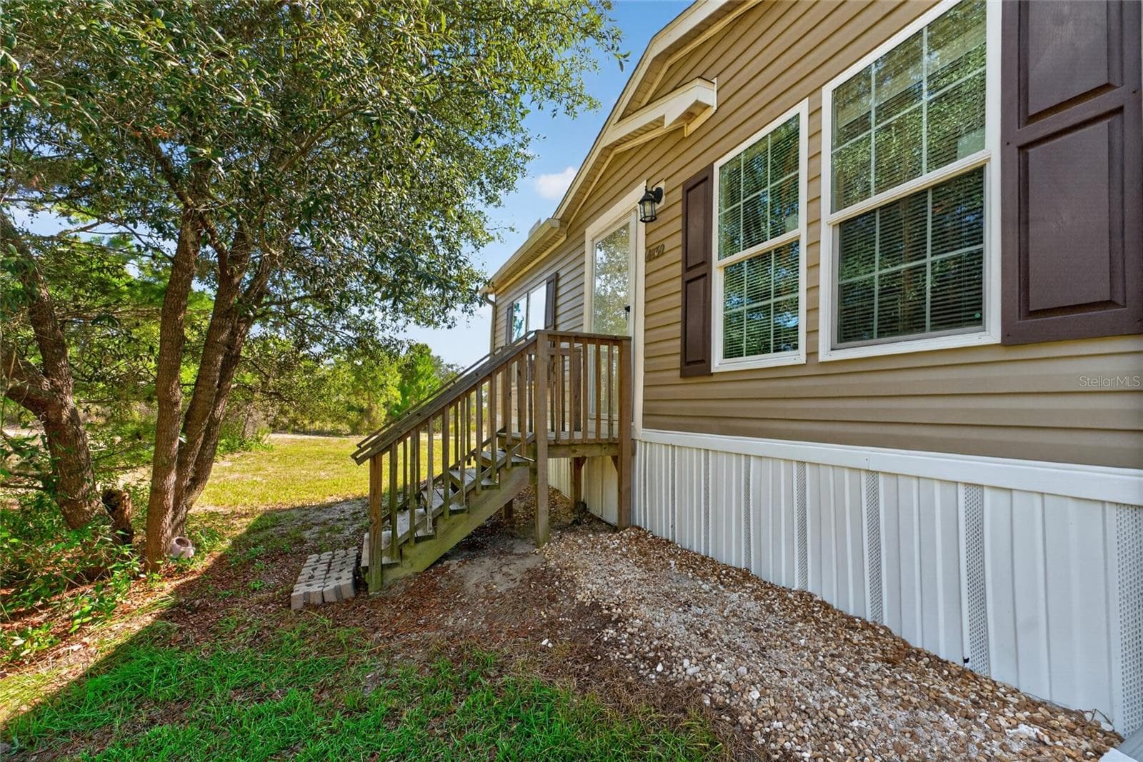 Front Porch - 4830 NE 121 AVE, WILLISTON