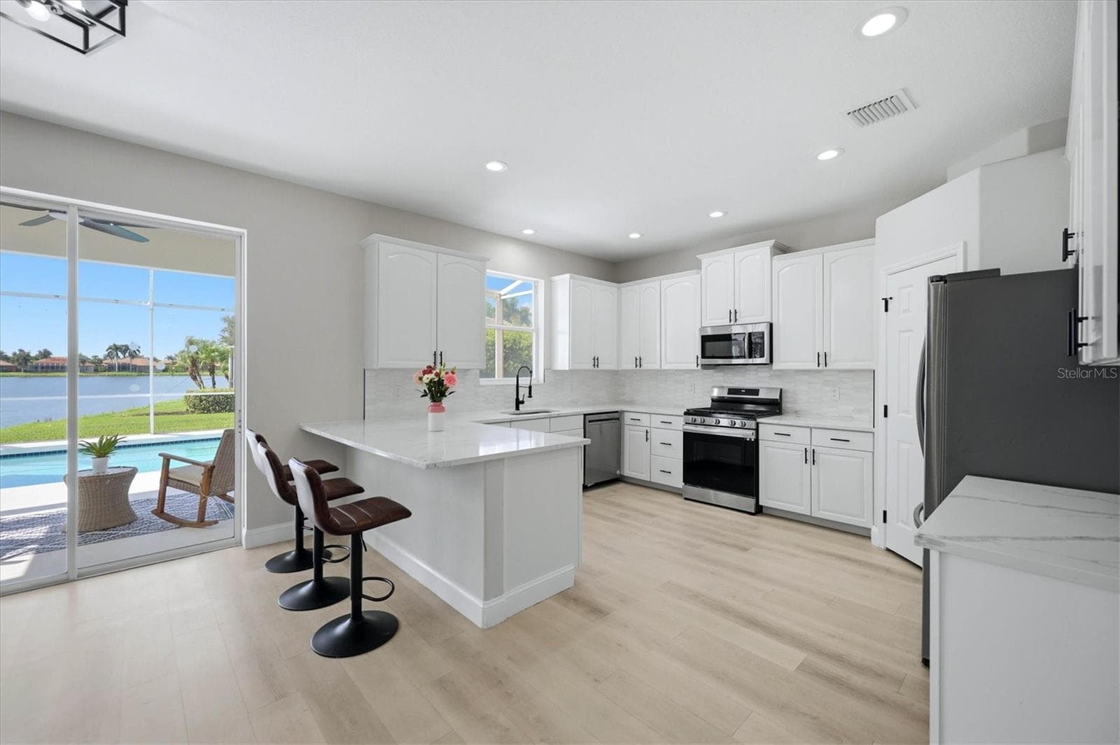 Kitchen opens to the Family Room - 6904 74TH STREET CIR E, BRADENTON
