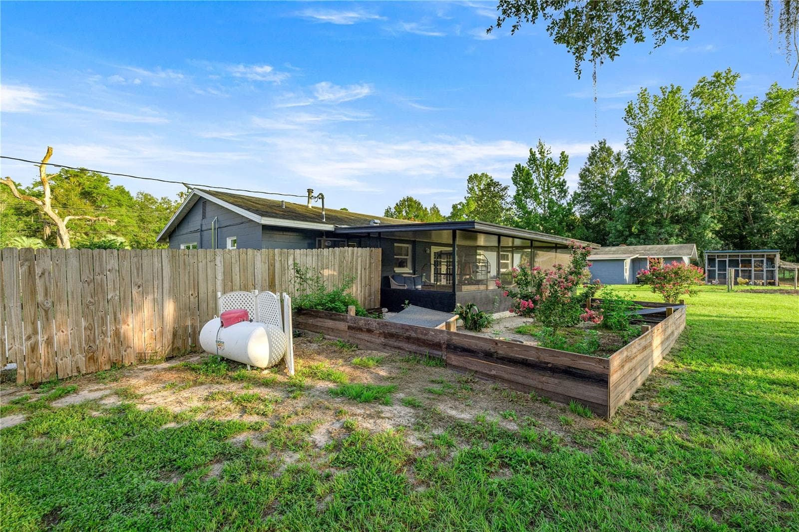 Back Patio and fenced in side yard - 15027 SW 91ST ST, ARCHER