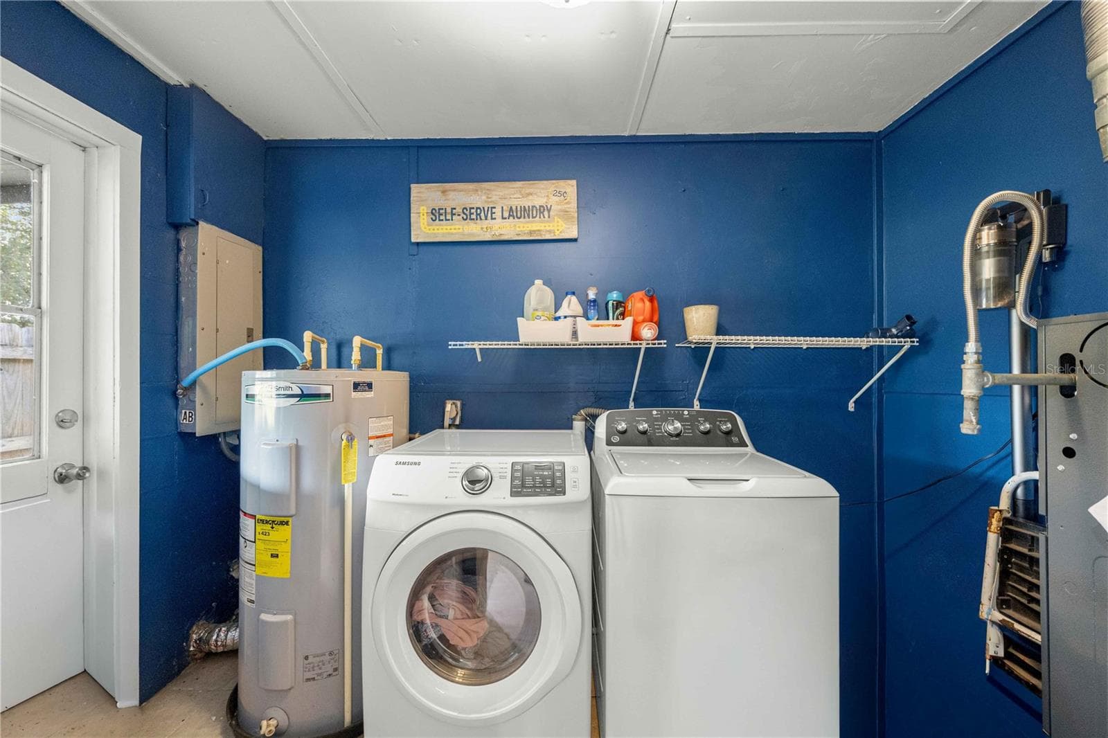 Laundry room going out to the screened in back patio - 15027 SW 91ST ST, ARCHER