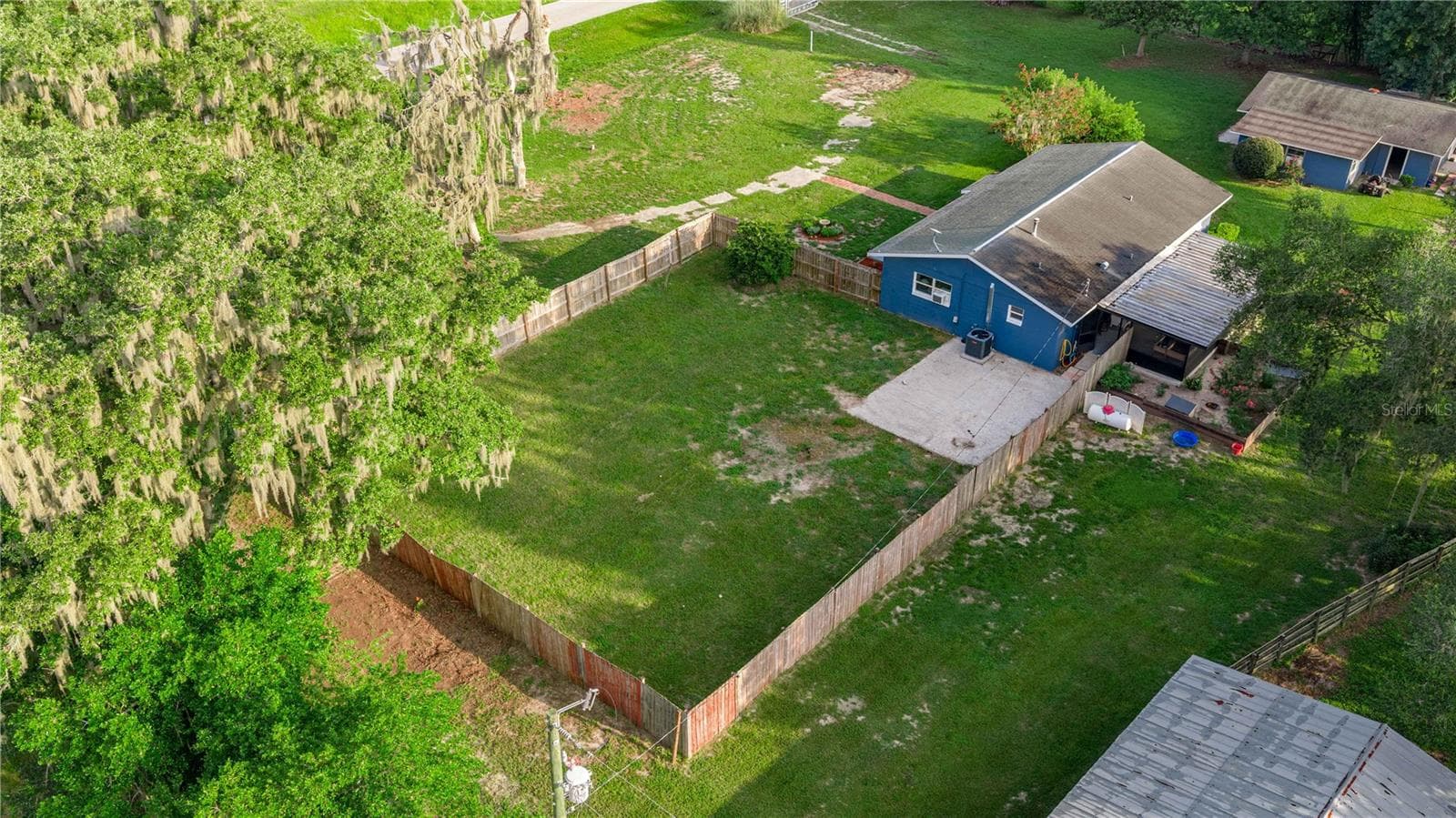 Overview of the large fenced in side yard - 15027 SW 91ST ST, ARCHER